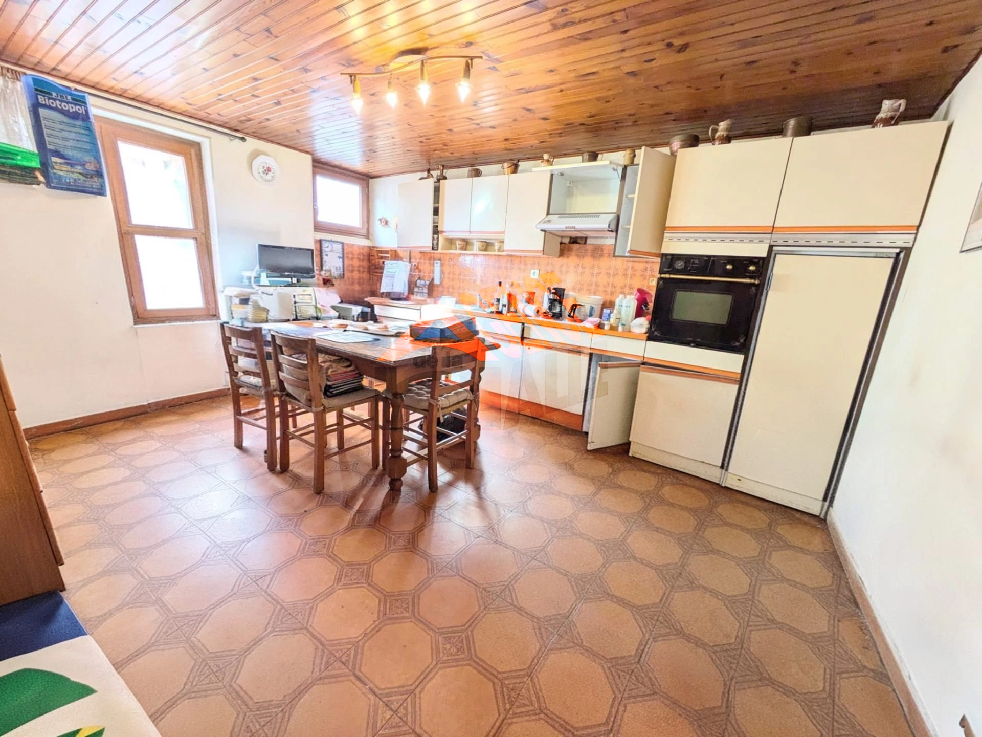 Luzarches – Maison de ville avec jardin, garage et fort potentiel