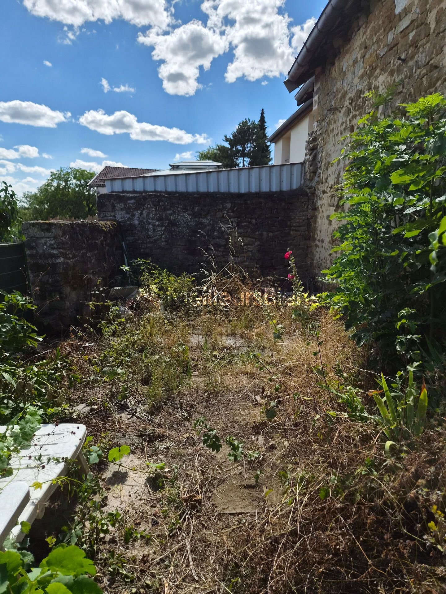 Maison à rénover situé à Montigny le Roi