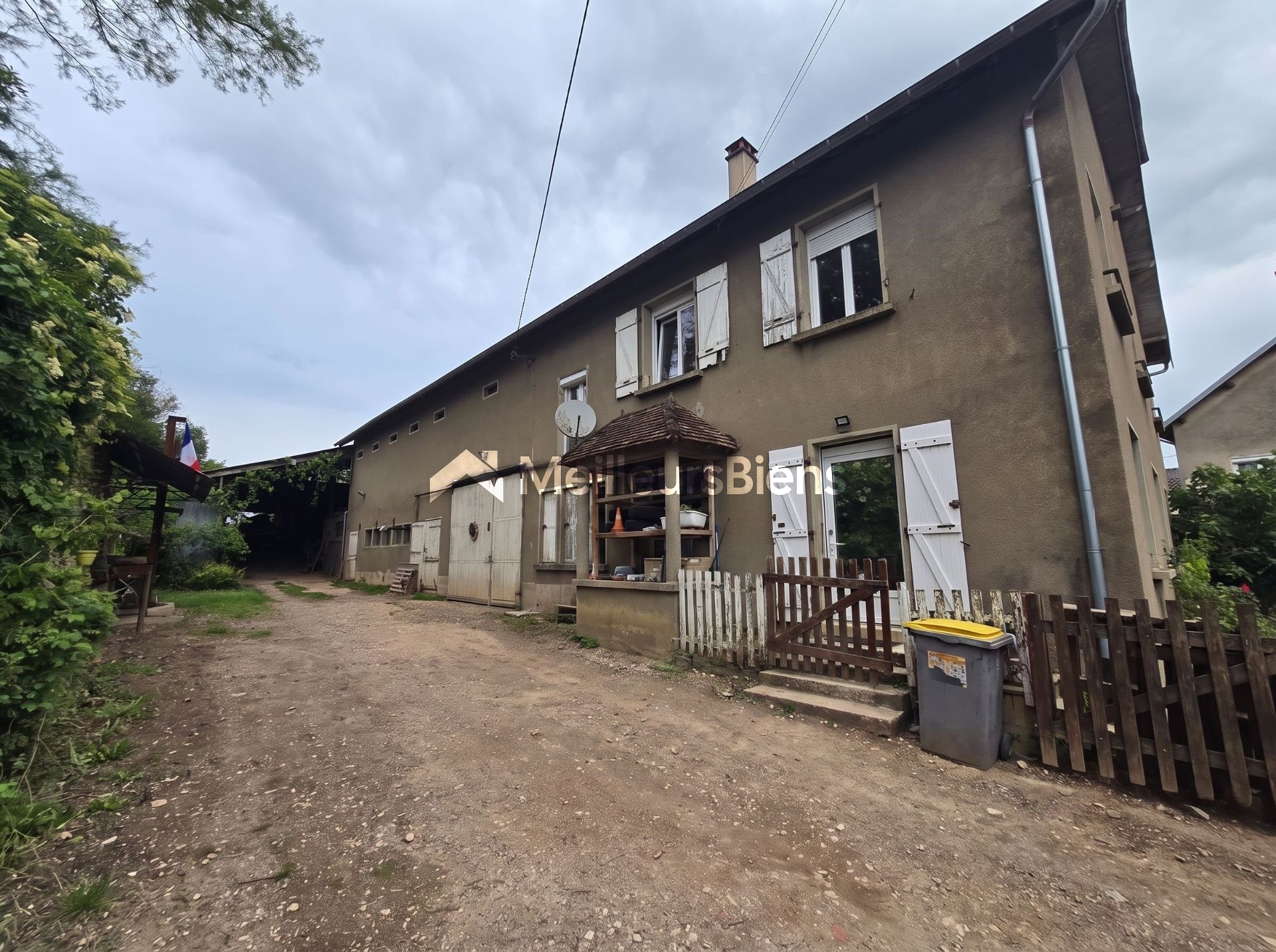 Thervay 39290, maison familiale 8 pièces avec grange et hangar