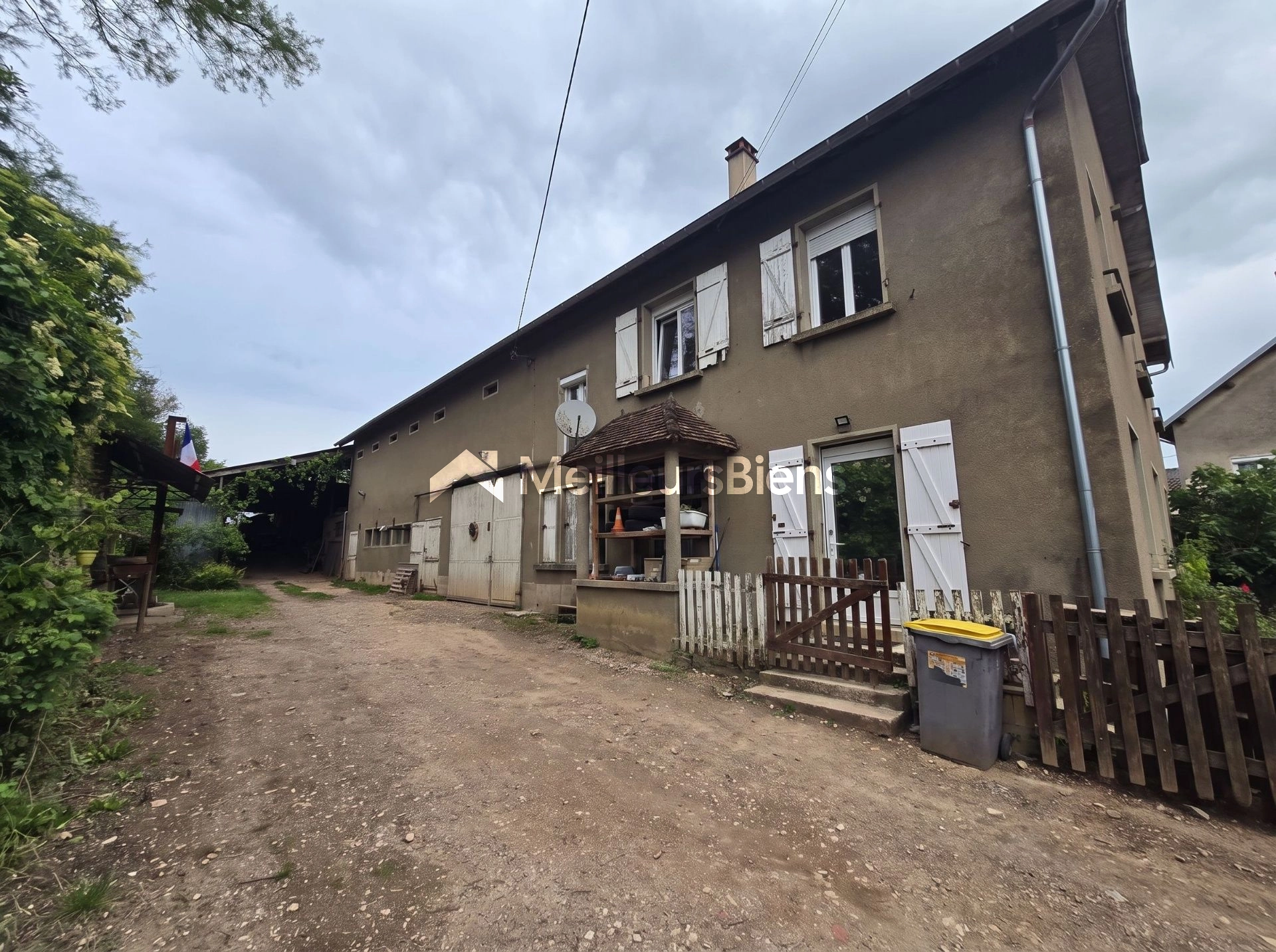 Thervay 39290, maison familiale 8 pièces avec grange et hangar