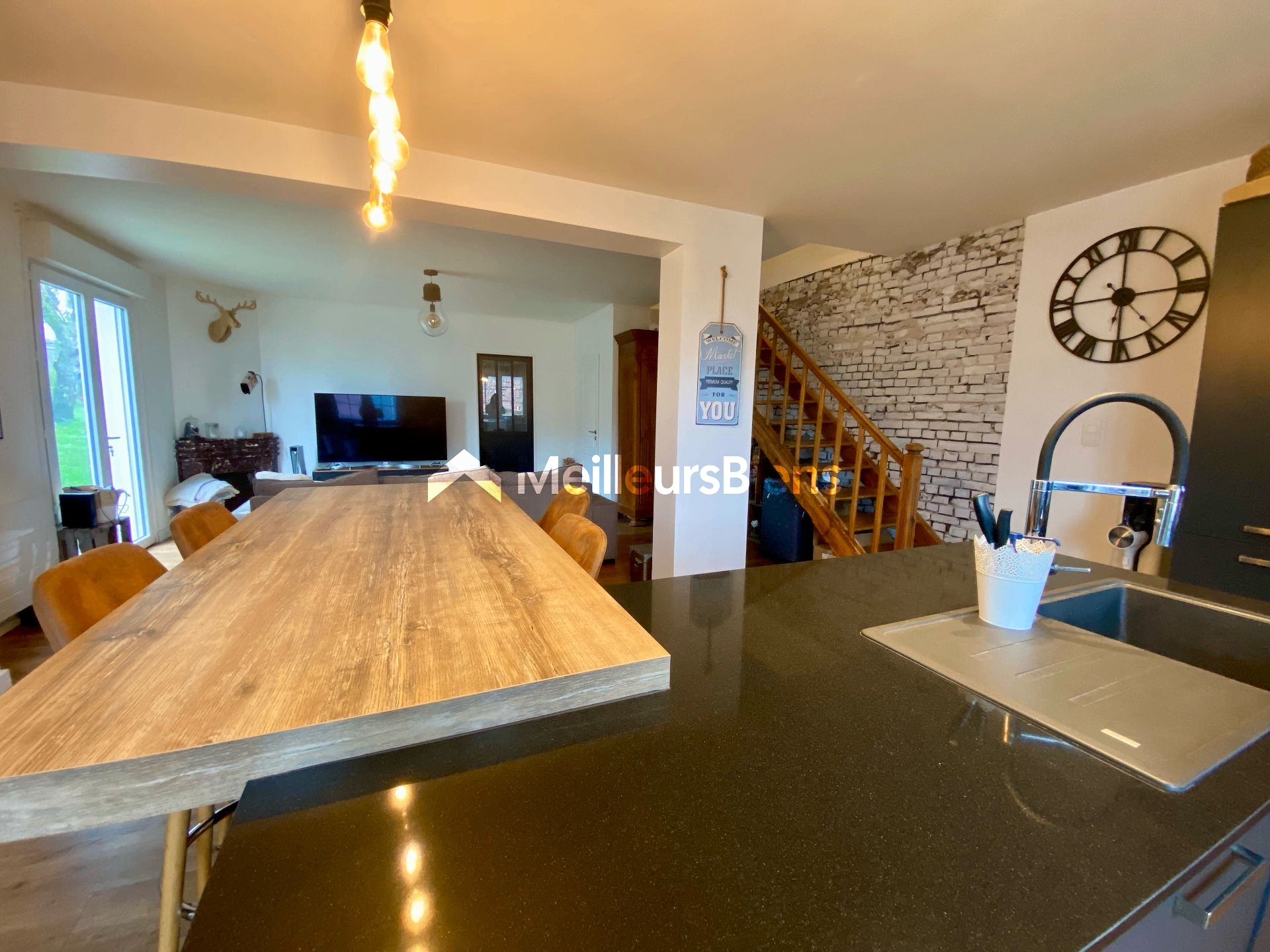 Maison rénovée, 132m², jardin avec piscine.