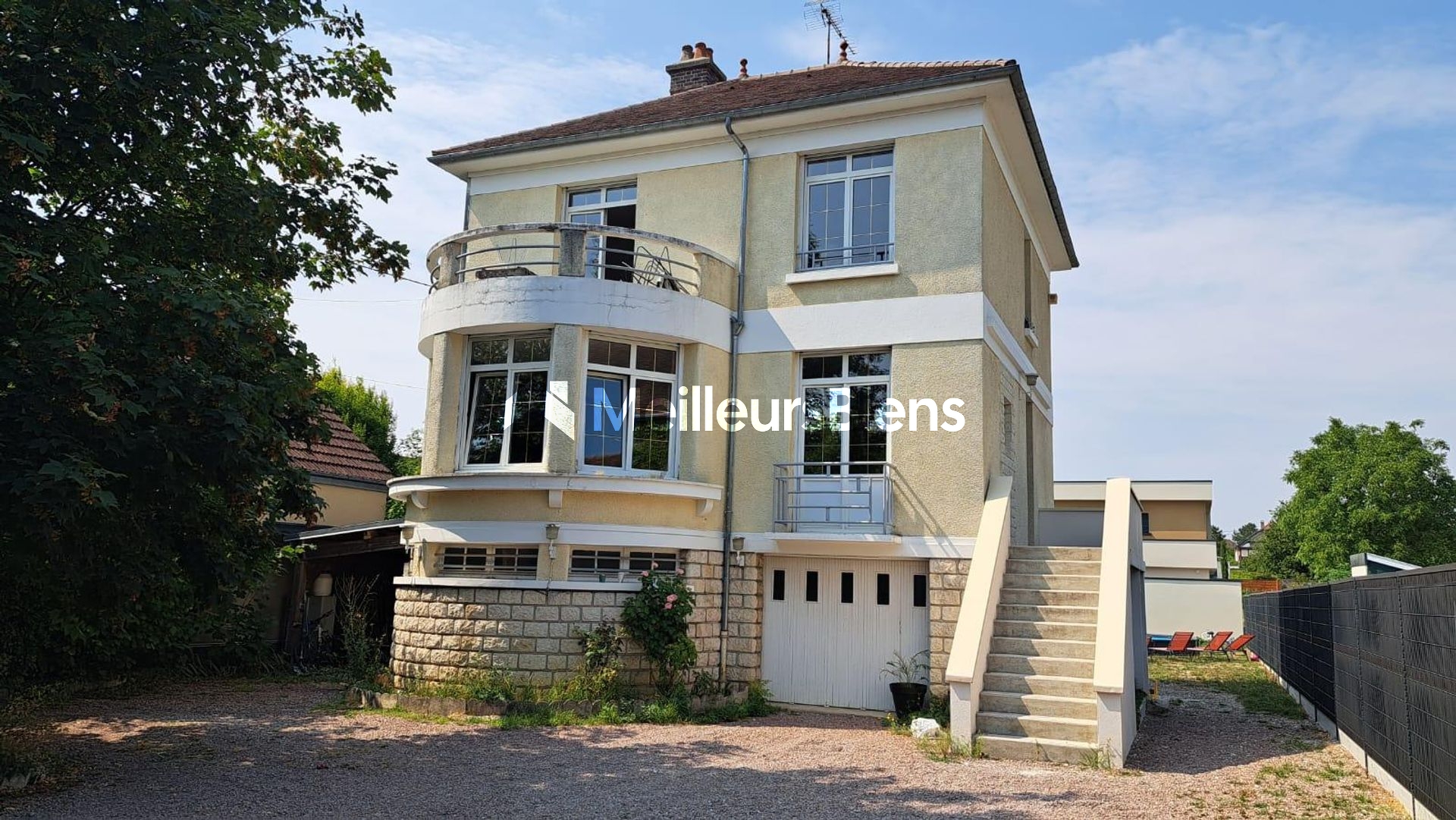Maison de caractère, 5 chambres, studio, garage et piscine hors sol.