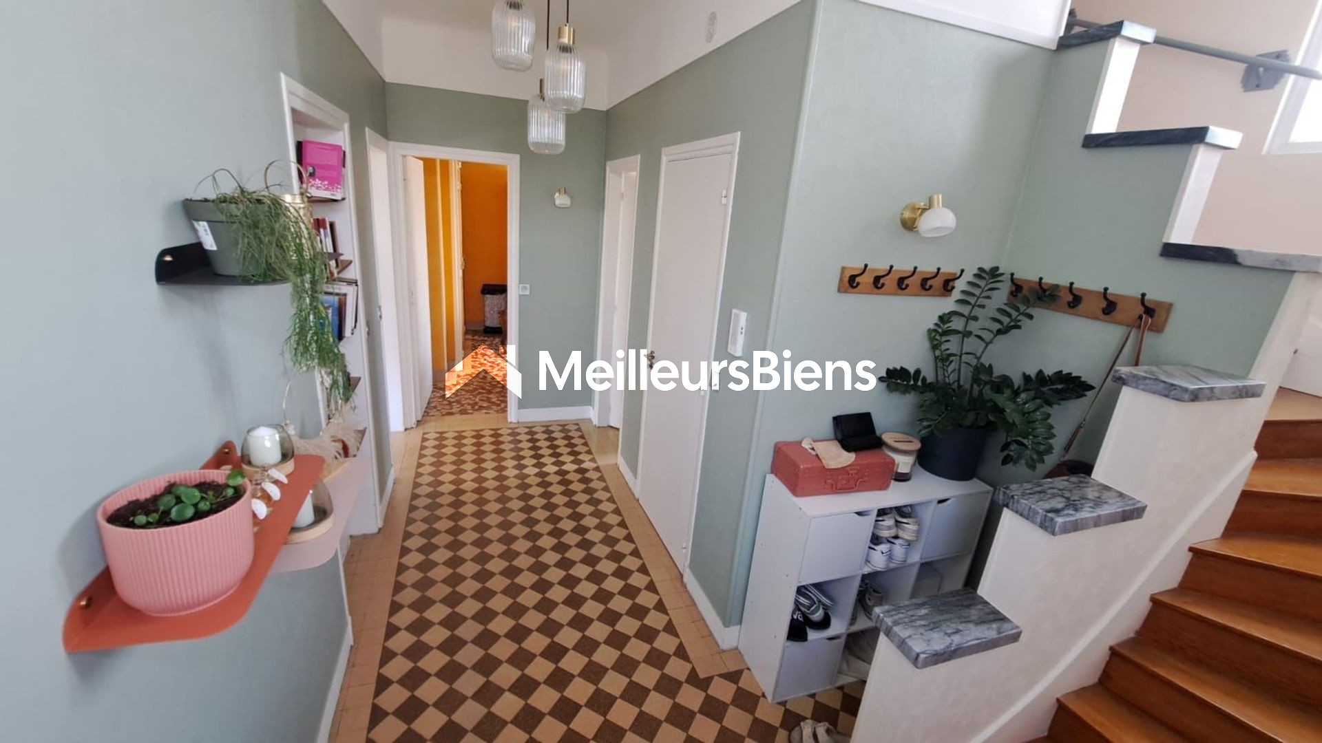 Maison de caractère, 5 chambres, studio, garage et piscine hors sol.