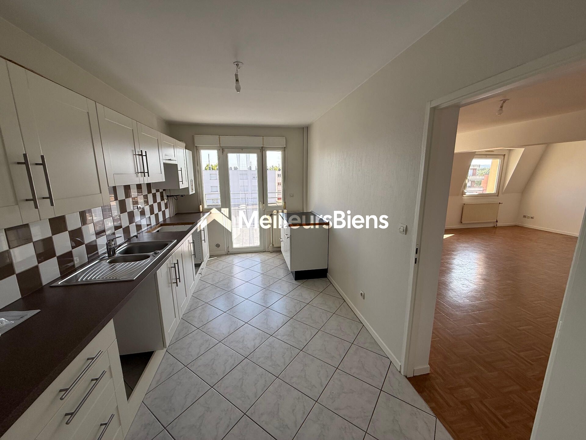 Bel appartement F4 au troisième étage avec parking et garage