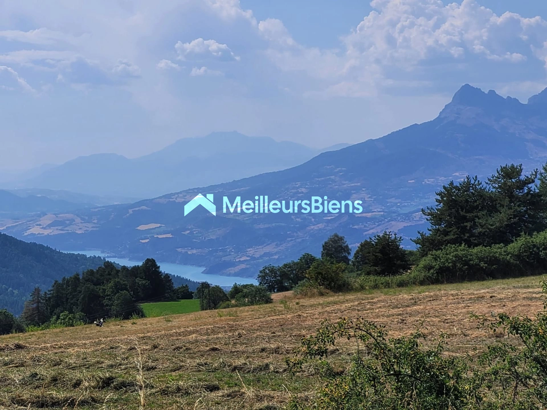 Maison familiale 7 pièces avec dépendances et grand terrain aux Orres