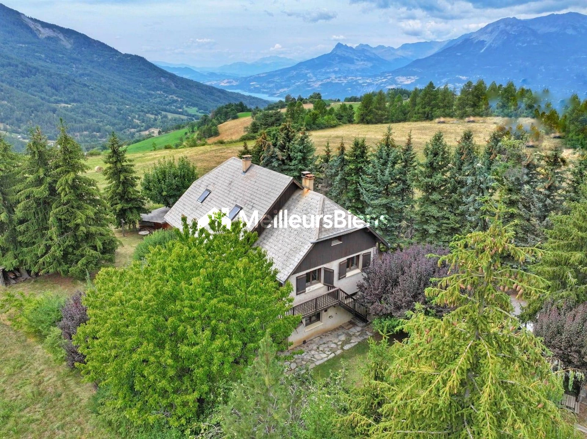 Maison familiale 7 pièces avec dépendances et grand terrain aux Orres