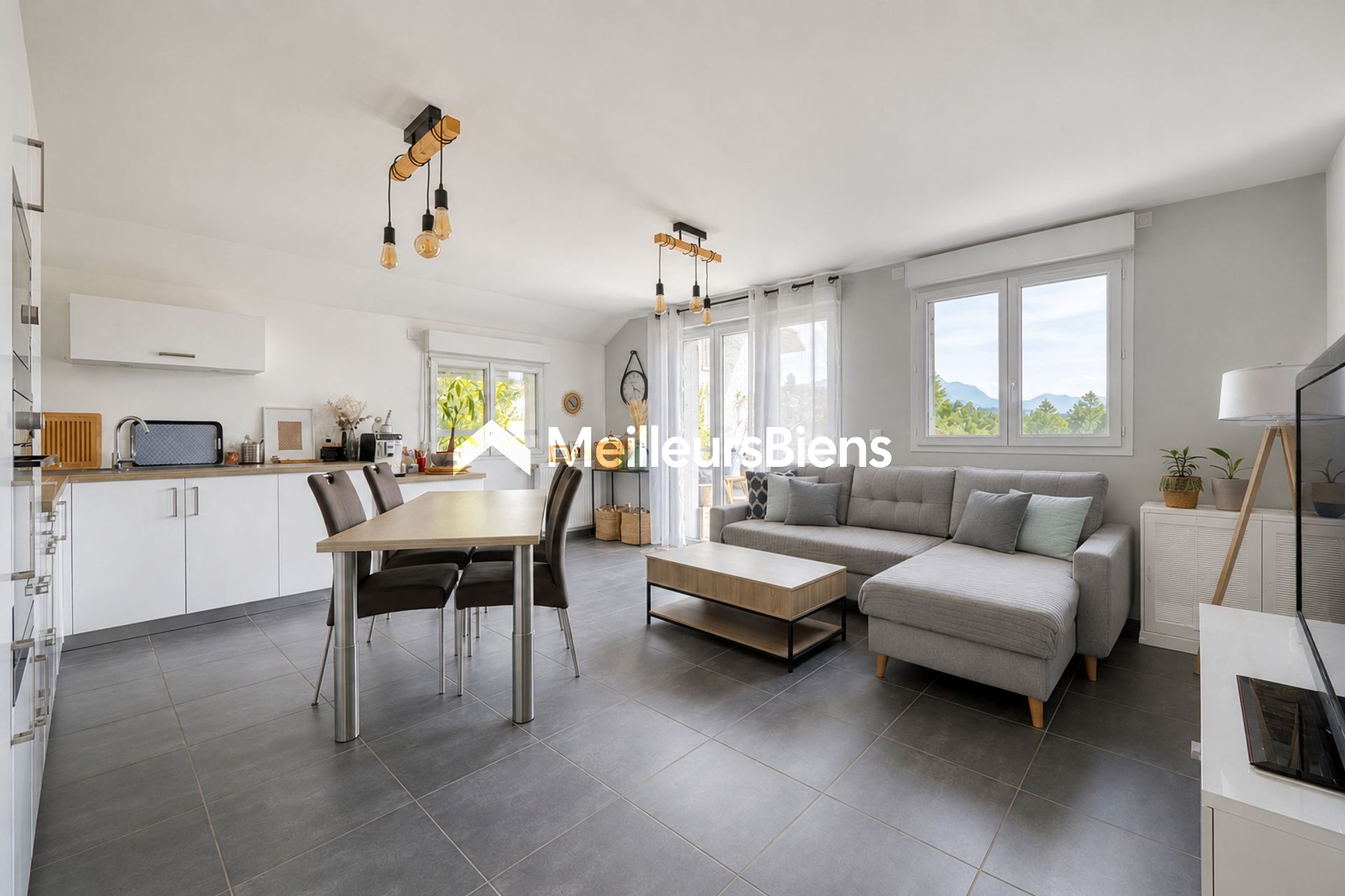 Saint-Félix - Appartement T3 de 65 m² au dernier étage - Terrasse et stationnements.