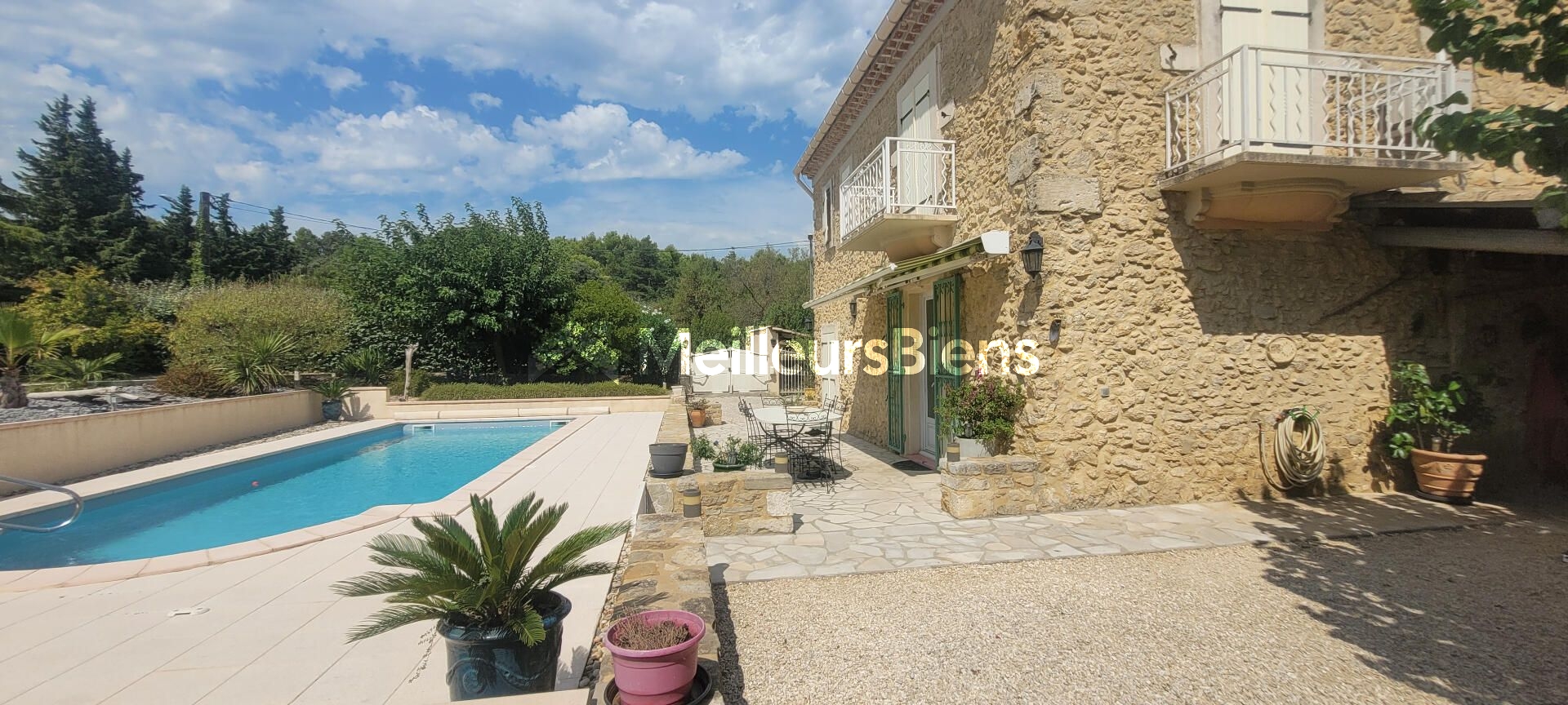Pont-Saint-Esprit maison en pierre, dont 3 suites parentales et piscine 10x4 dans quartier résidentiel sur 1356 m² de terrain clos