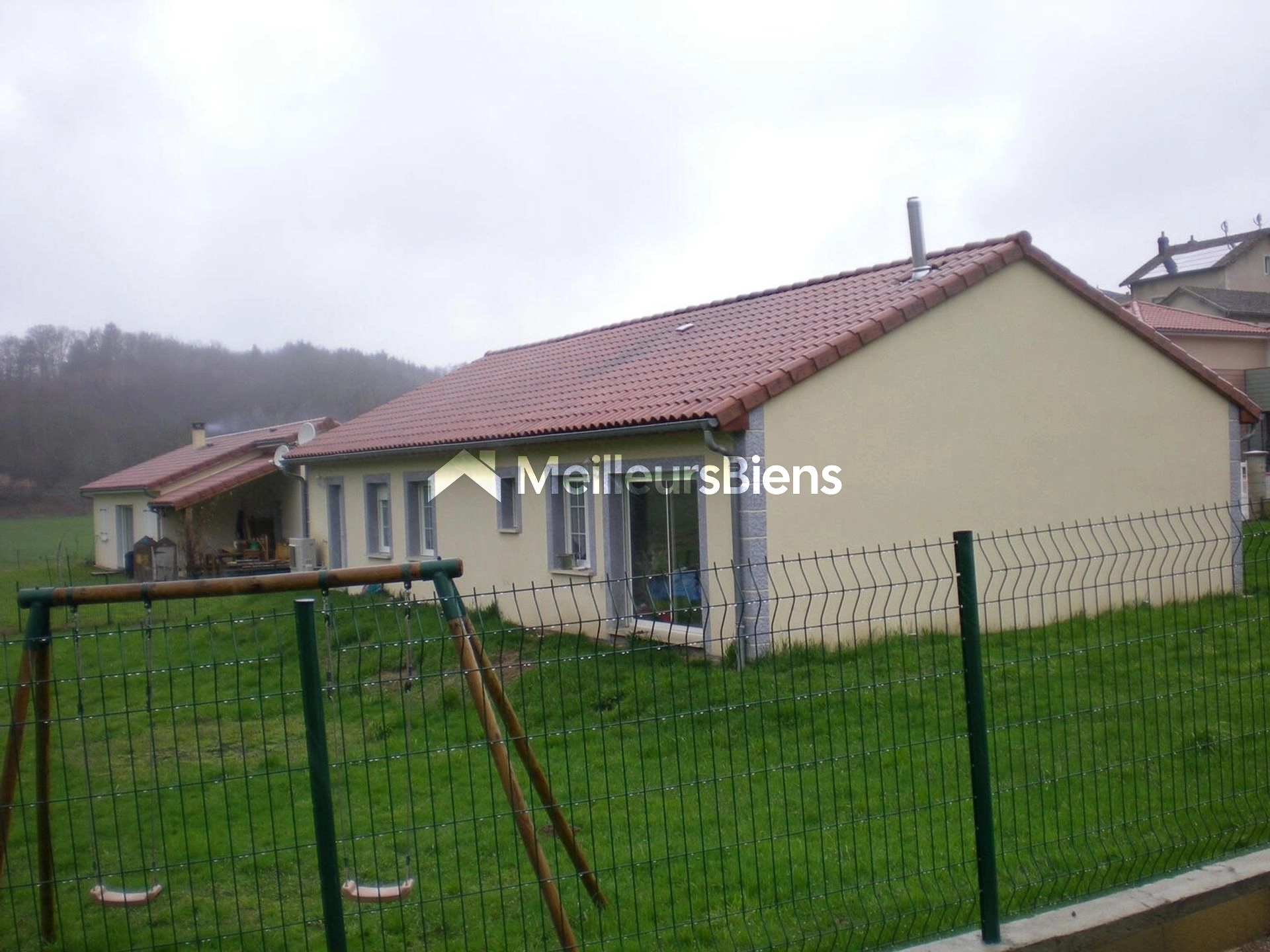 Maison plain-pied avec double garage et terrain
