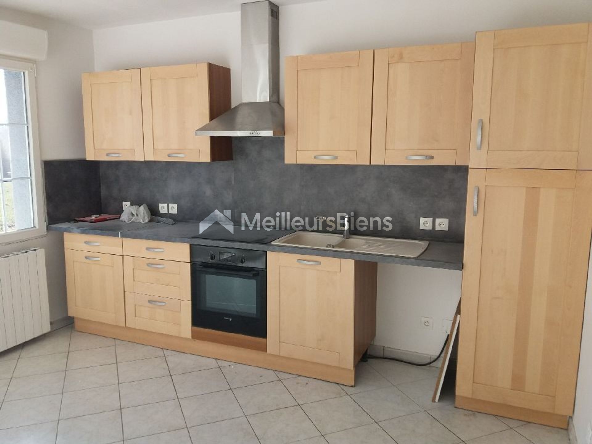 Maison plain-pied avec double garage et terrain