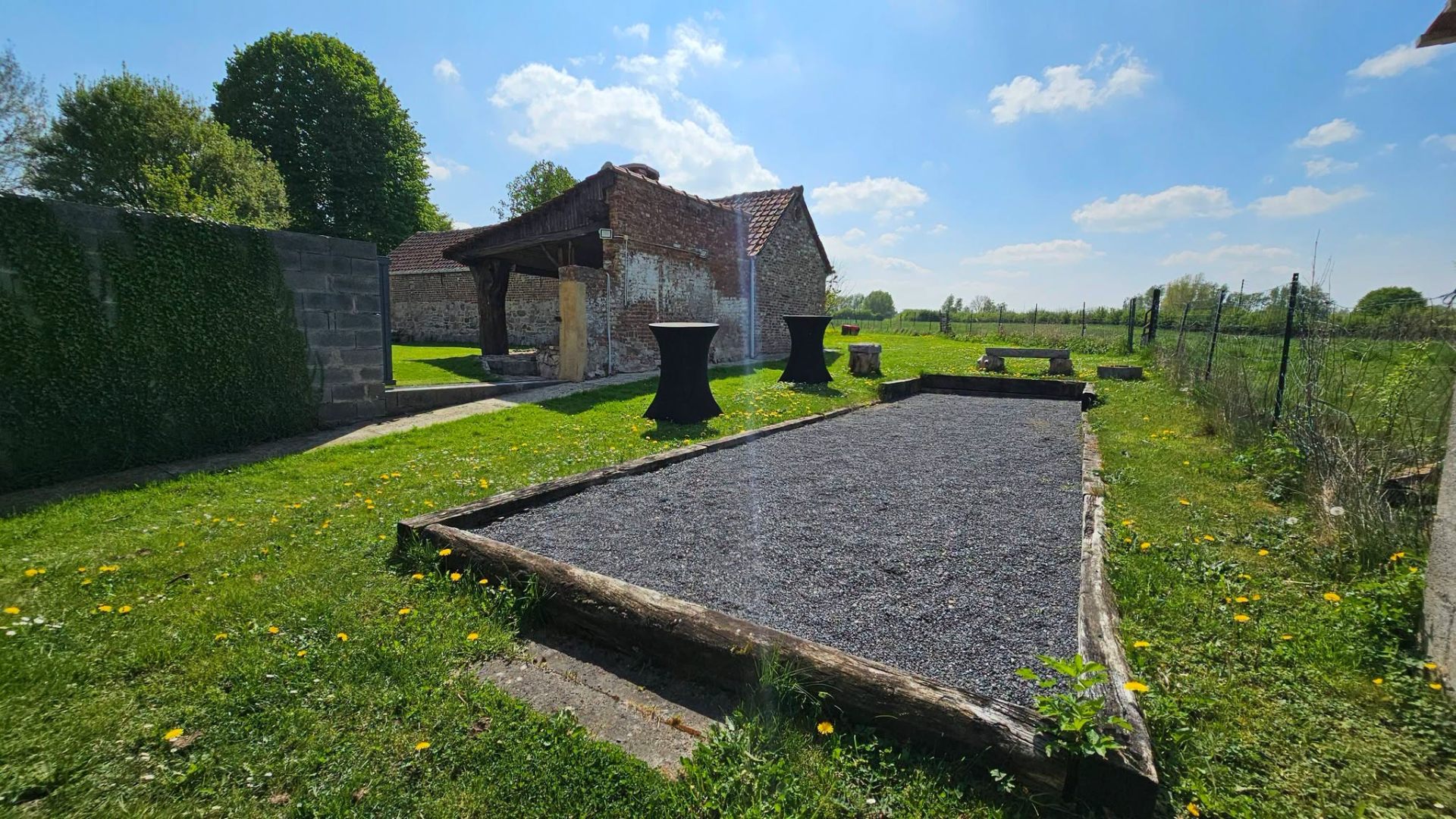 Maison avec grange et dépendances, jardin, 4 chambres à Mecquignies