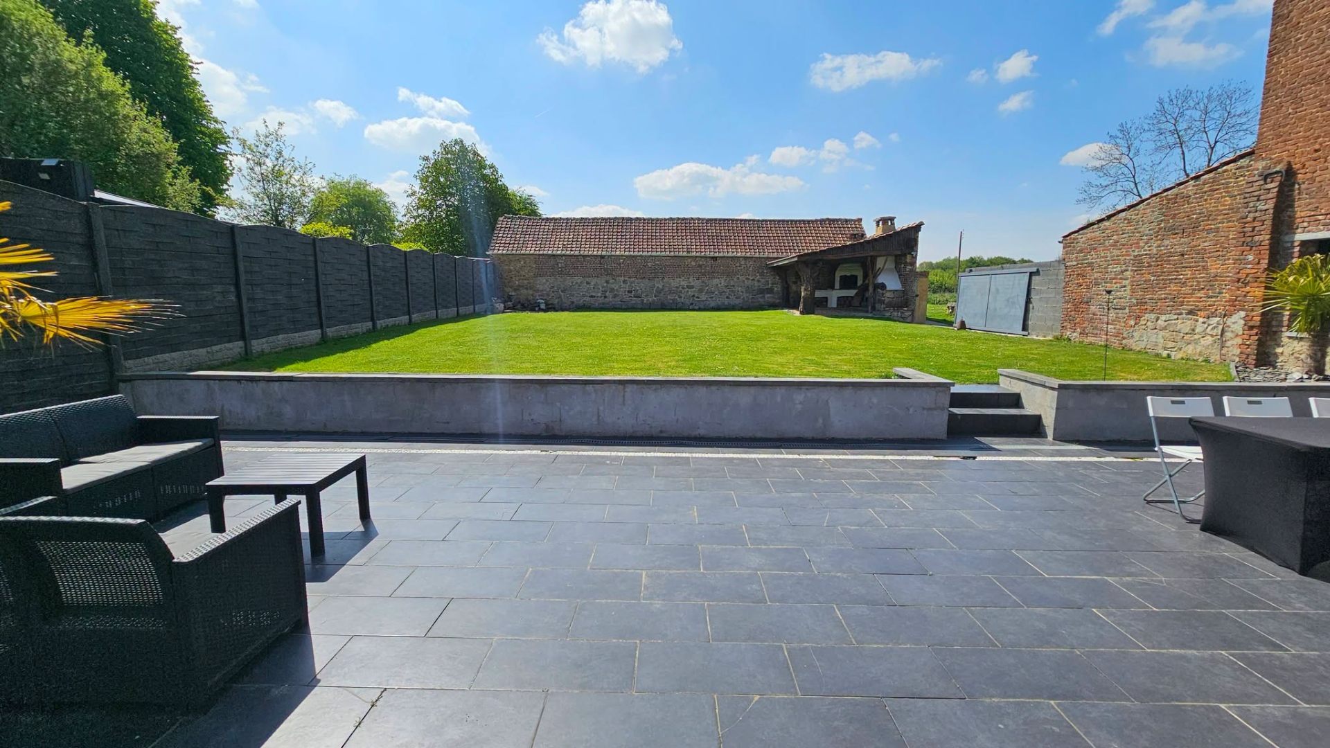 Maison avec grange et dépendances, jardin, 4 chambres à Mecquignies