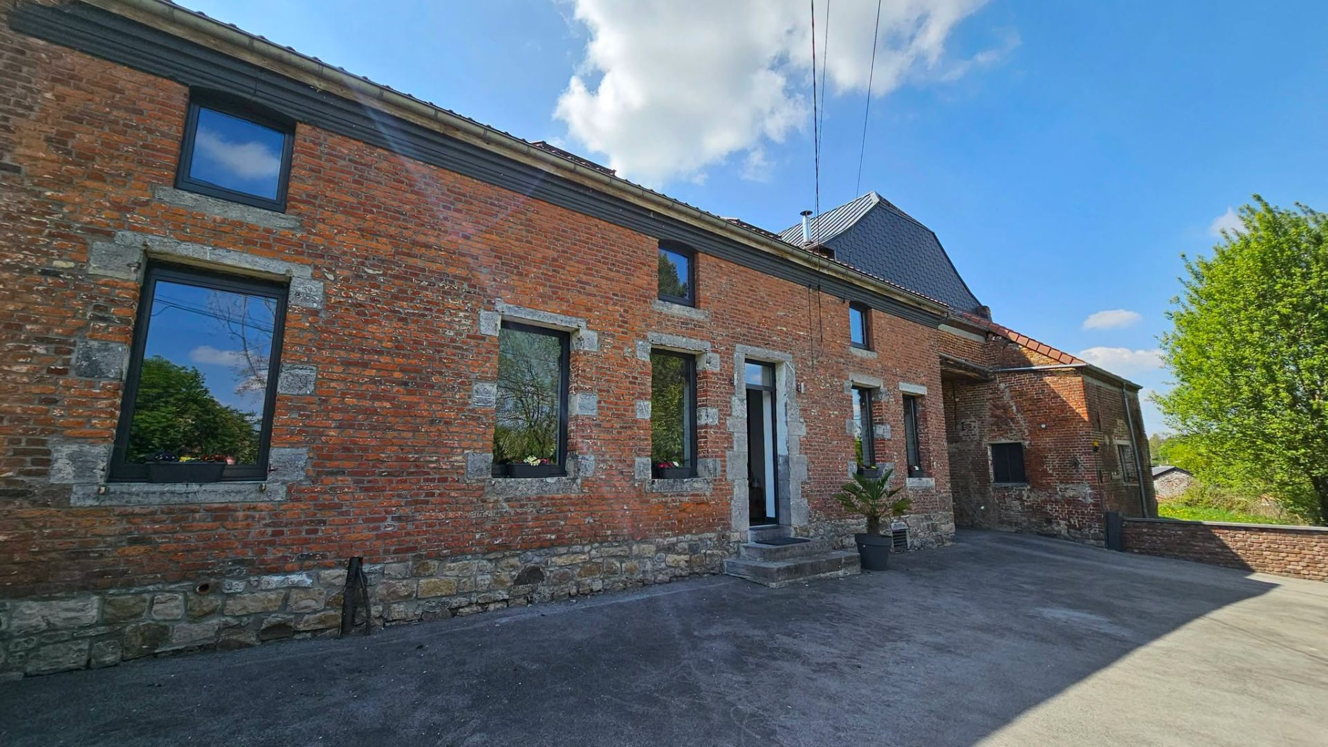 Maison avec grange et dépendances, jardin, 4 chambres à Mecquignies
