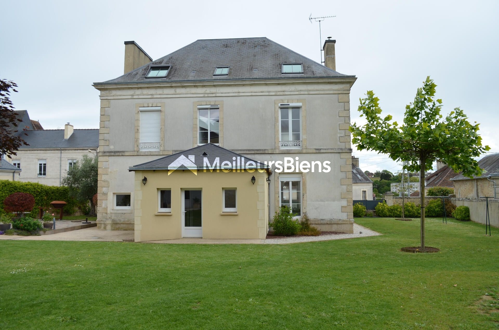 Maison de Maître rénovée de 220M² et annexe de 40M² en centre ville de Mamers