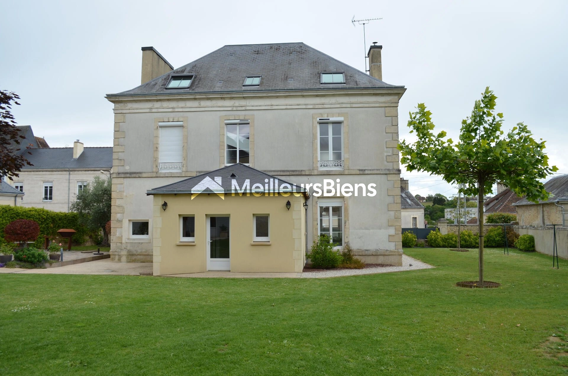 Maison de Maître rénovée de 220M² et annexe de 40M² en centre ville de Mamers