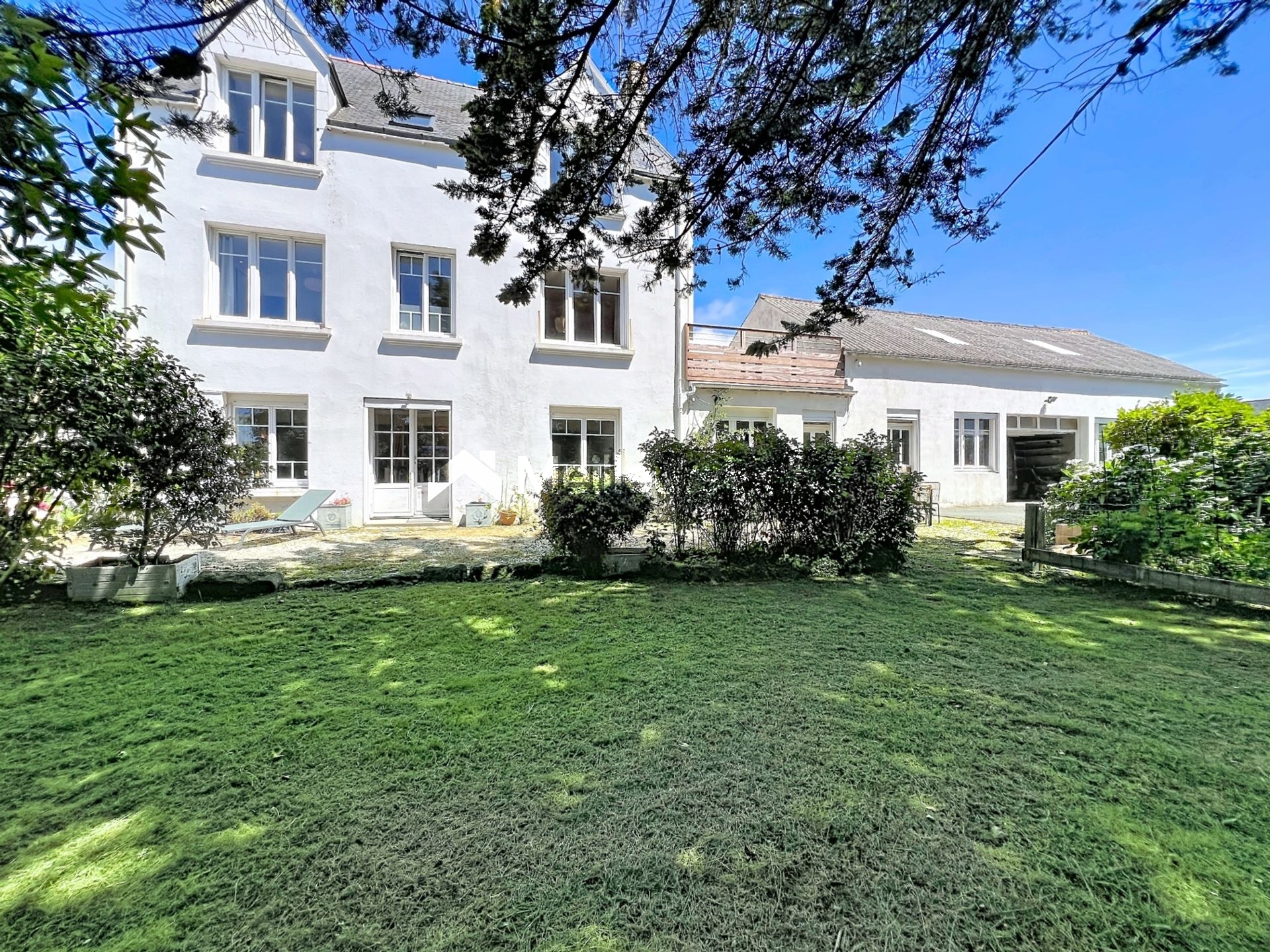 Treffiagat maison 9 pièces avec grand garage atelier et dépendances