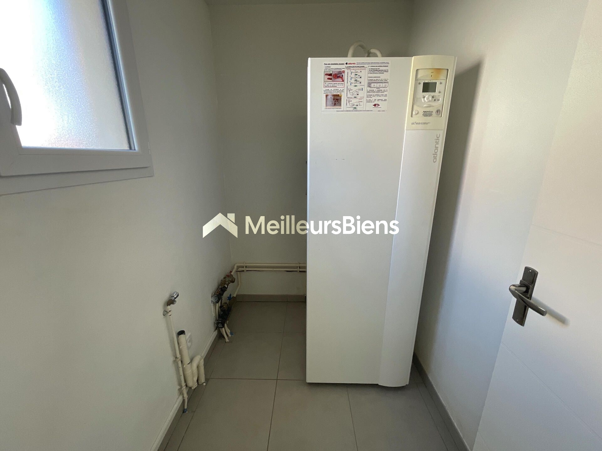 Duplex 2 chambres avec terrasse et 2 parkings sécurisés à louer