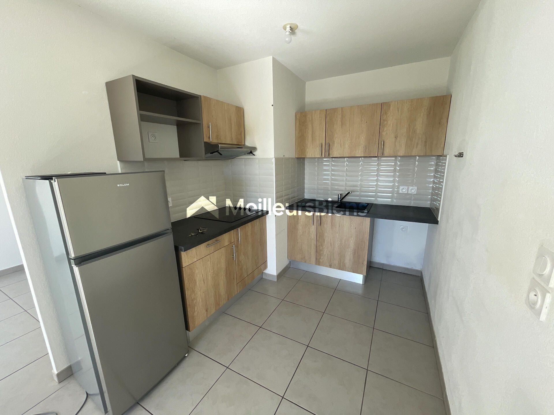 Duplex 2 chambres avec terrasse et 2 parkings sécurisés à louer