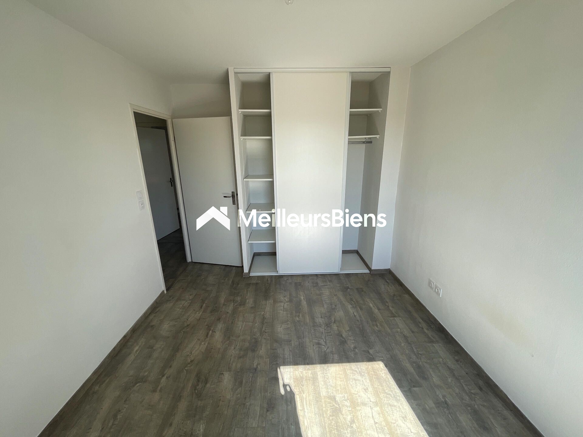 Duplex 2 chambres avec terrasse et 2 parkings sécurisés à louer