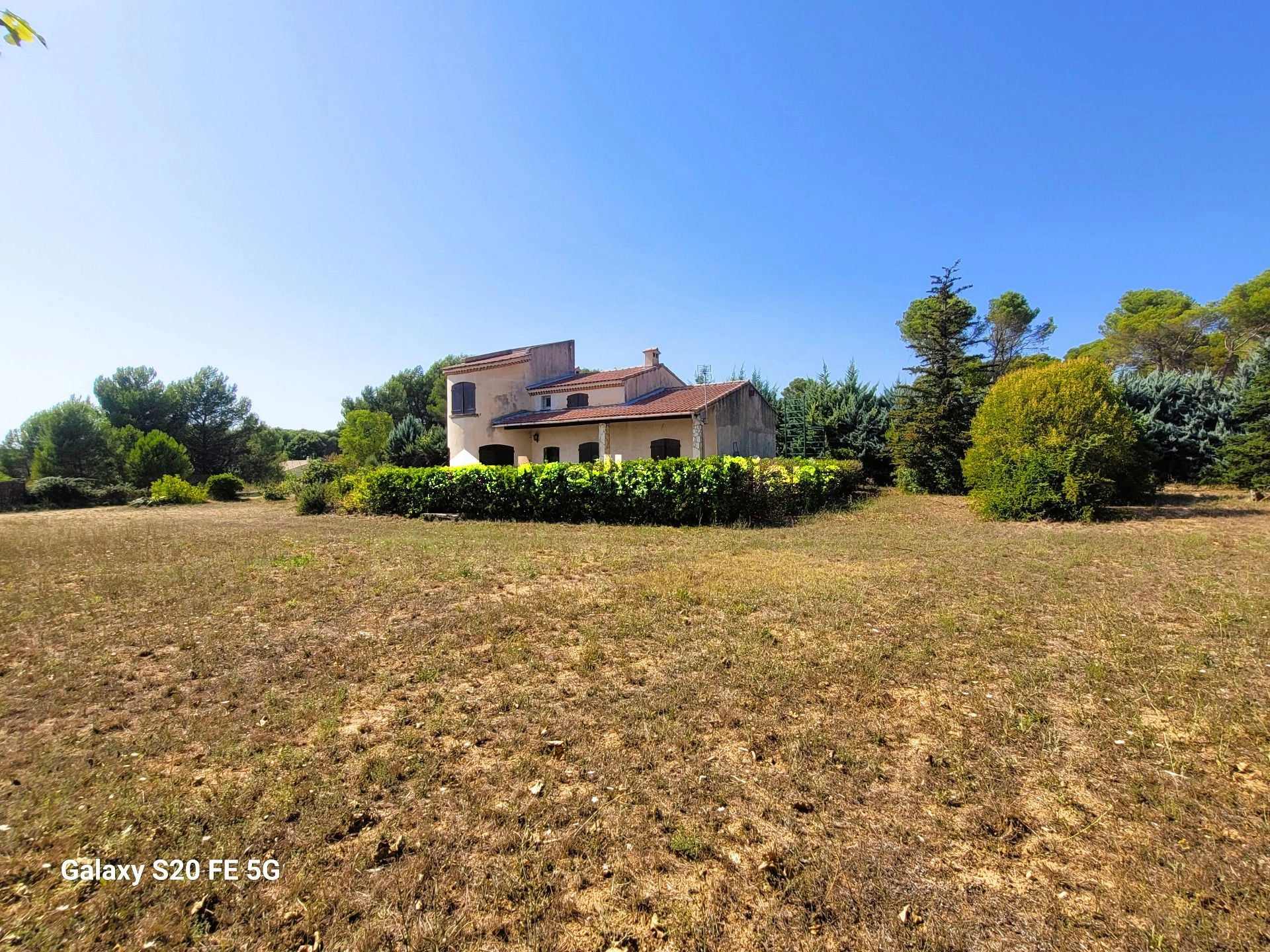 Maison familiale 135 m² à Ventabren, 4 chambres et grand terrain proche commerces, bus, écoles