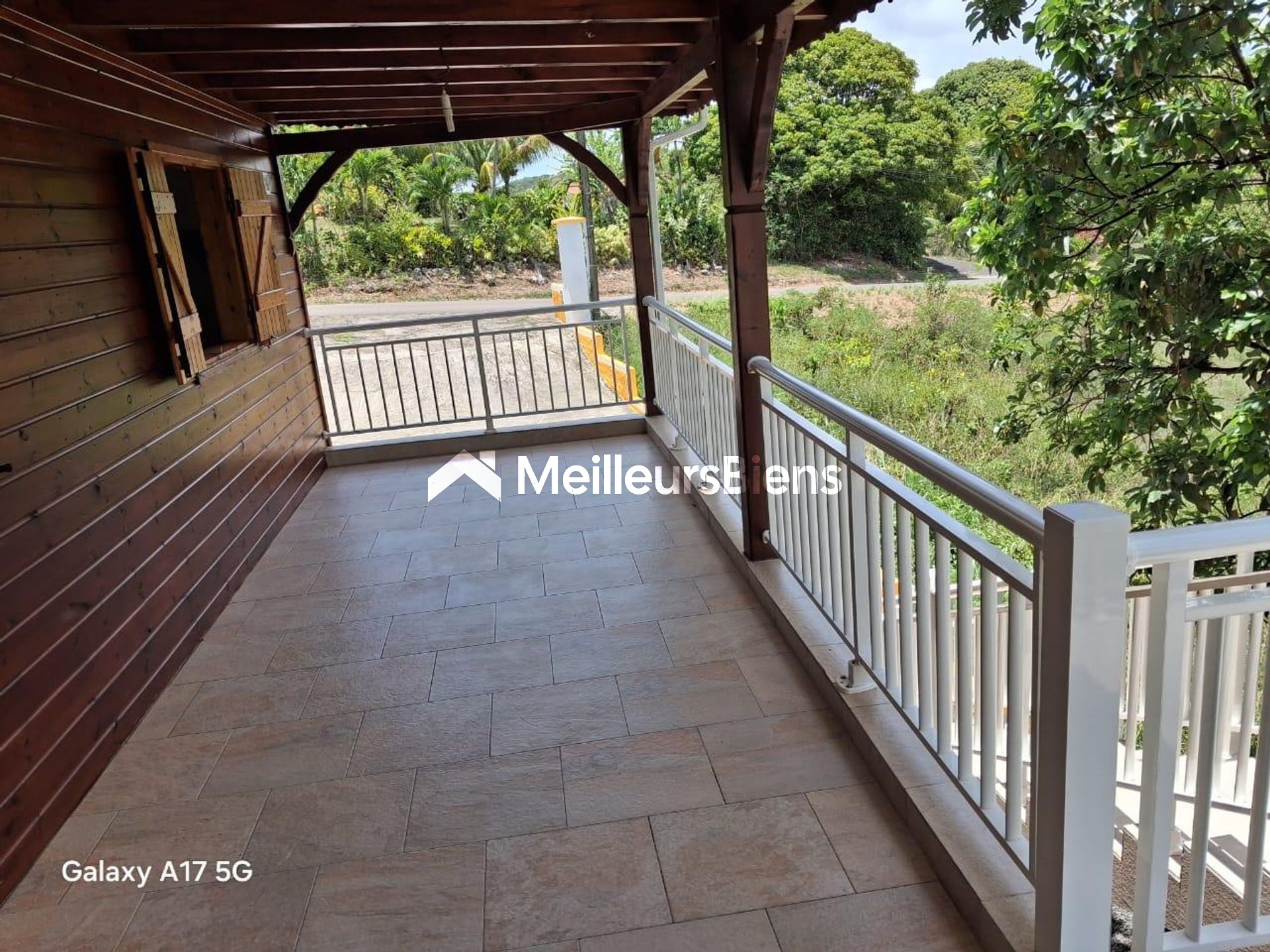 A LOUER JOLI T3 entièrement meublé dans haut de villa situé vers Maudette Sainte Anne