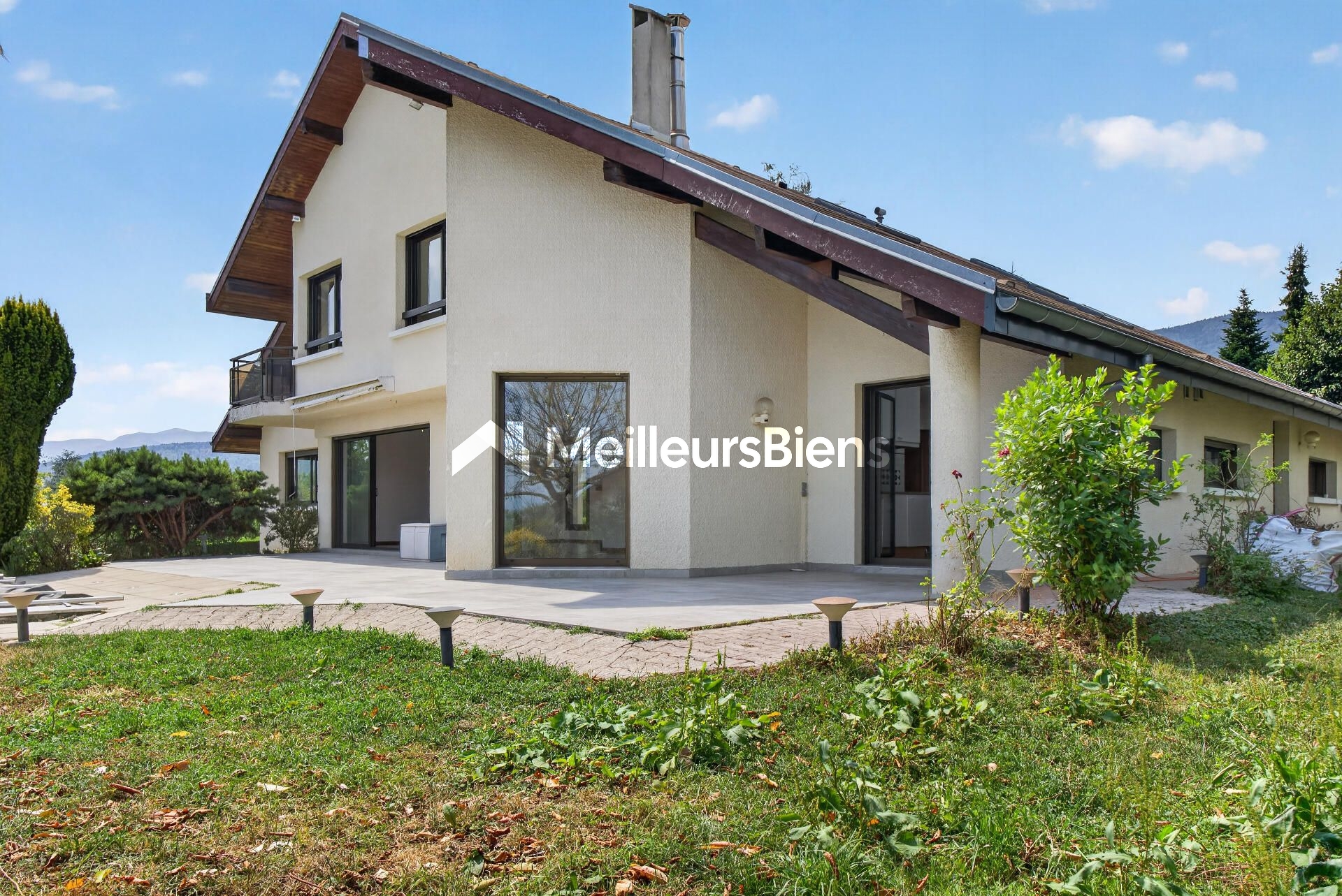 RARE À LA LOCATION – MAISON FAMILIALE NON MEUBLÉE AVEC PISCINE – 300 M²