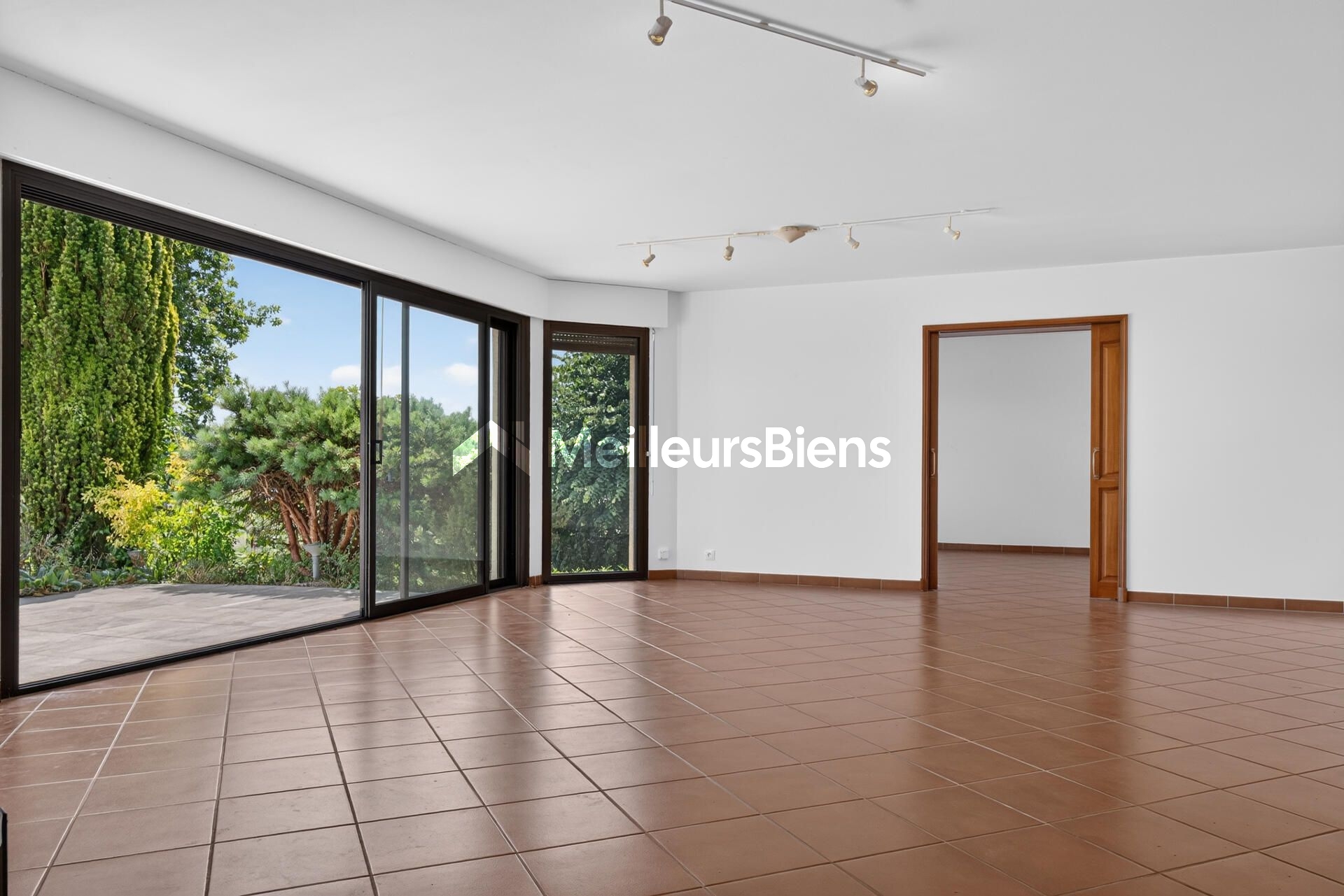 RARE À LA LOCATION – MAISON FAMILIALE NON MEUBLÉE AVEC PISCINE – 300 M²