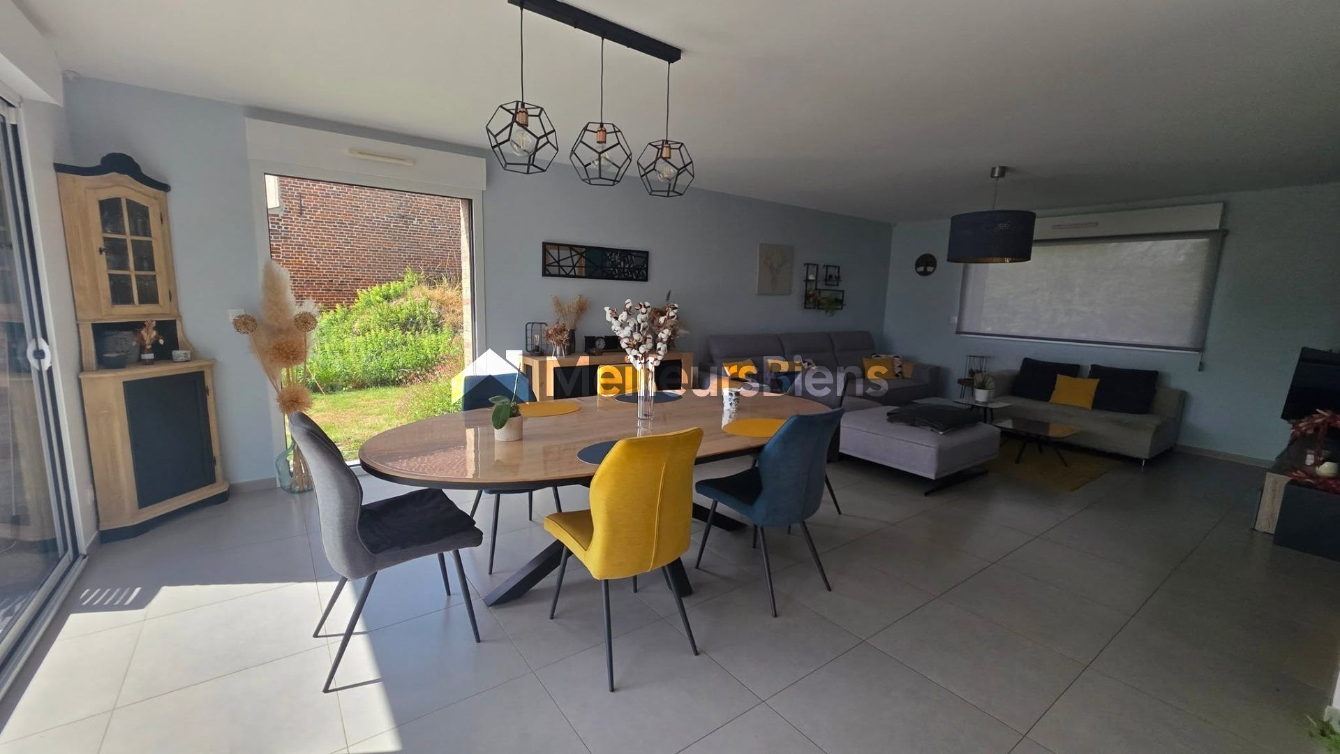 Maison familiale avec terrasse pergola et garage à Estreux