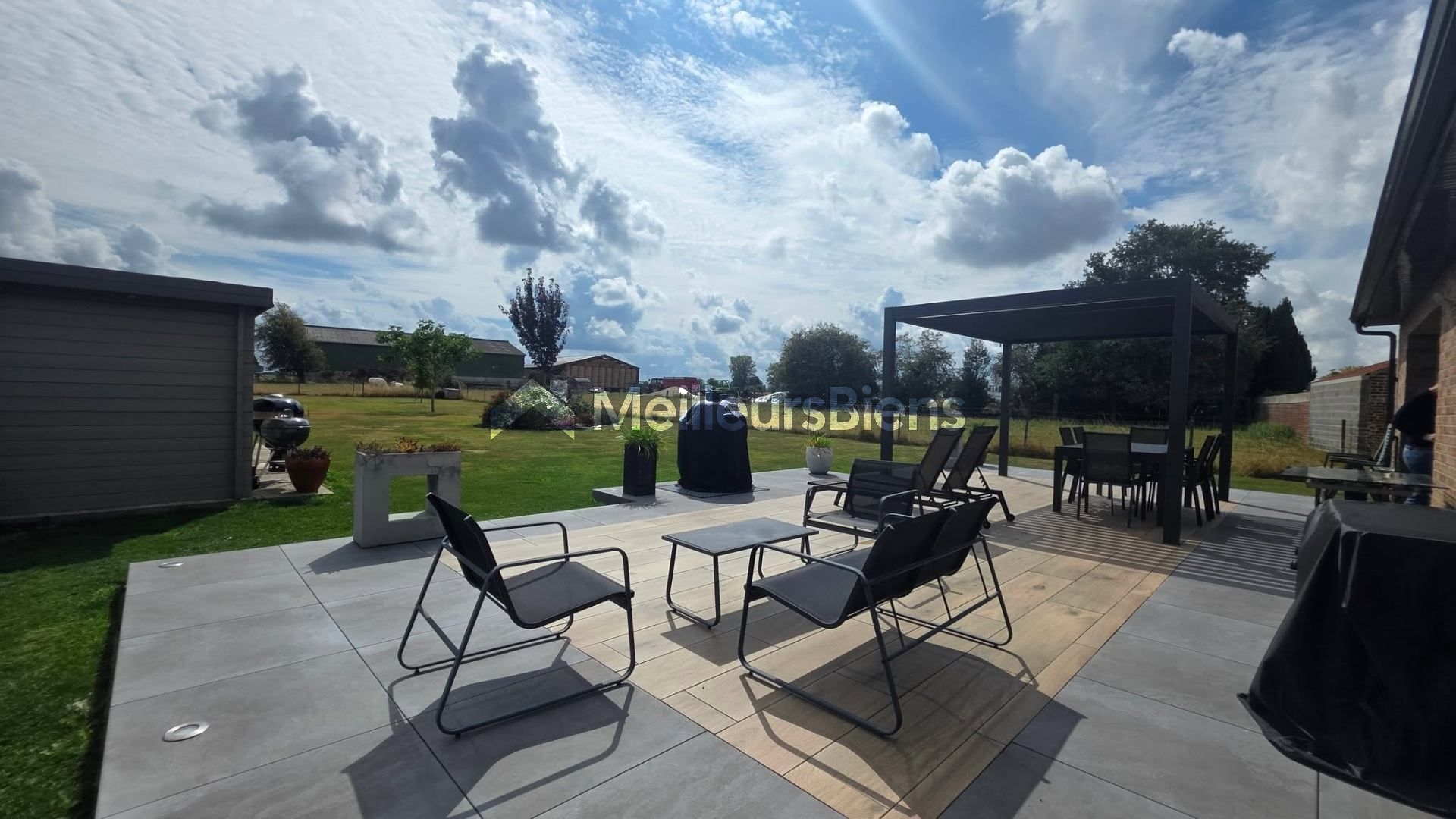 Maison familiale avec terrasse pergola et garage à Estreux