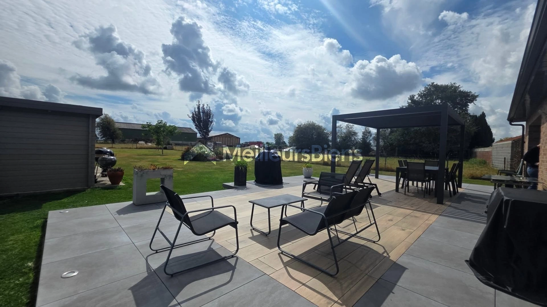 Maison familiale avec terrasse pergola et garage à Estreux