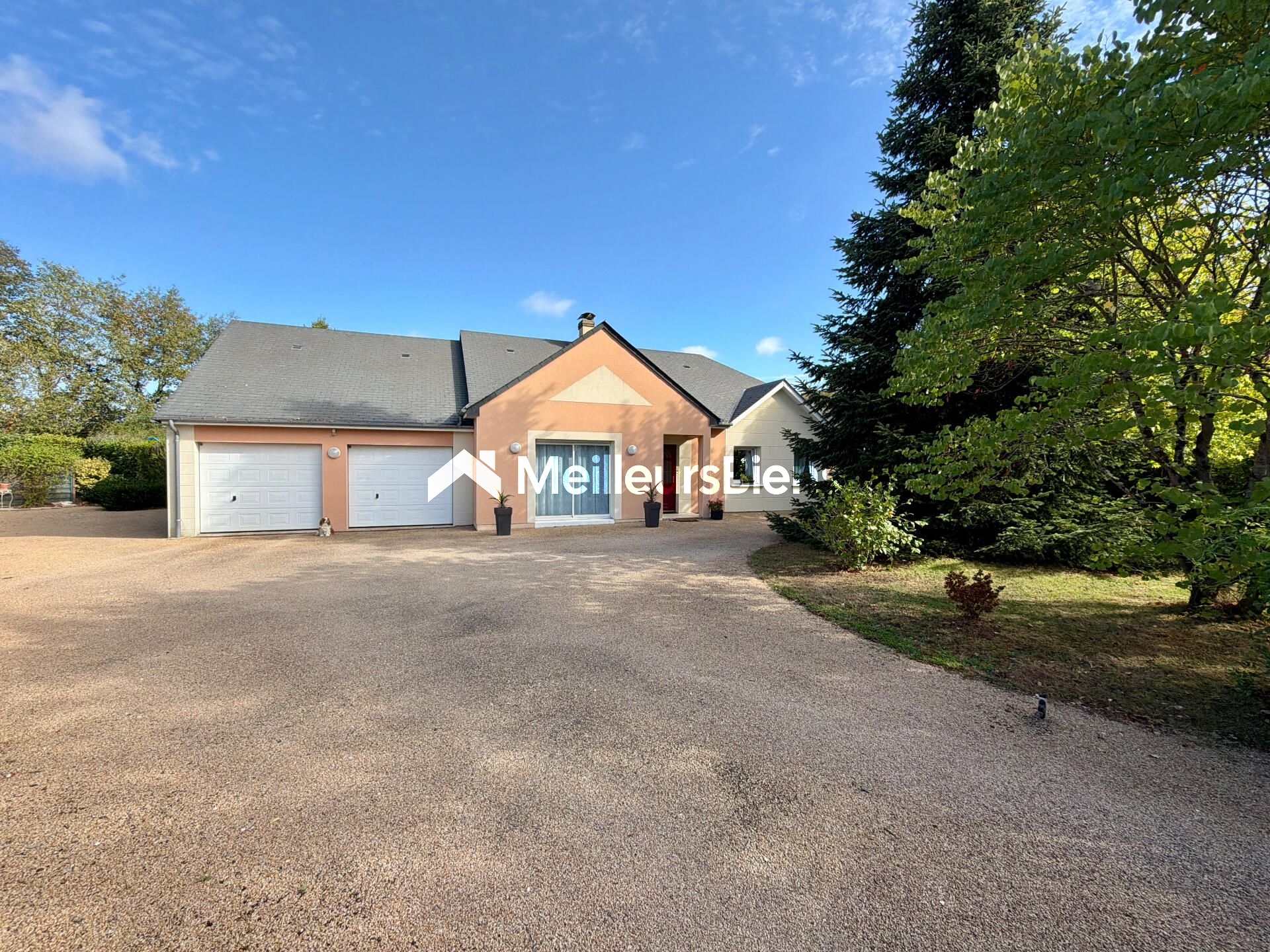 Maison de plain-pied 134 m² – 3/4 chambres – Piscine chauffée – Terrain 1 352 m² – La Bazouge-des-Alleux