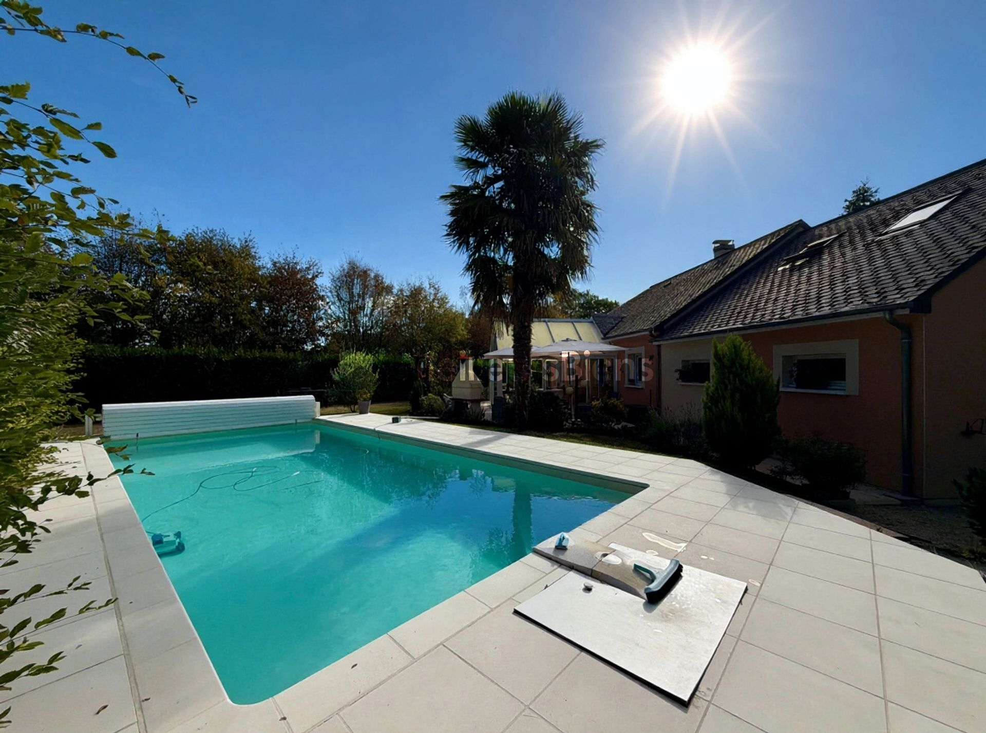 Maison de plain-pied 134 m² – 3/4 chambres – Piscine chauffée – Terrain 1 352 m² – La Bazouge-des-Alleux