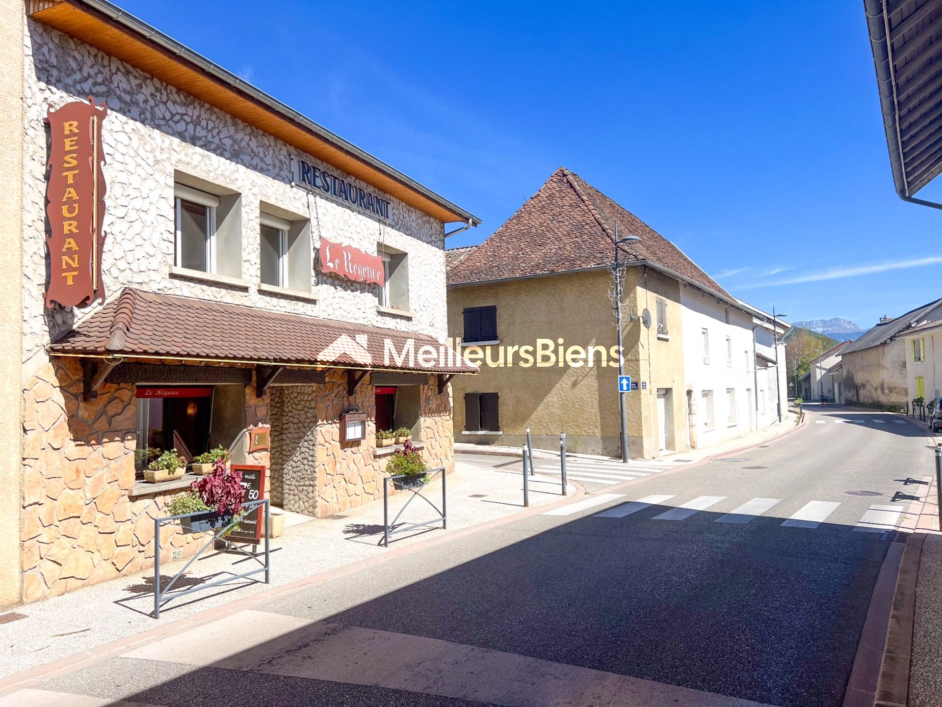 Apprieu, murs, fonds et habitatio, tènement de 222 m²