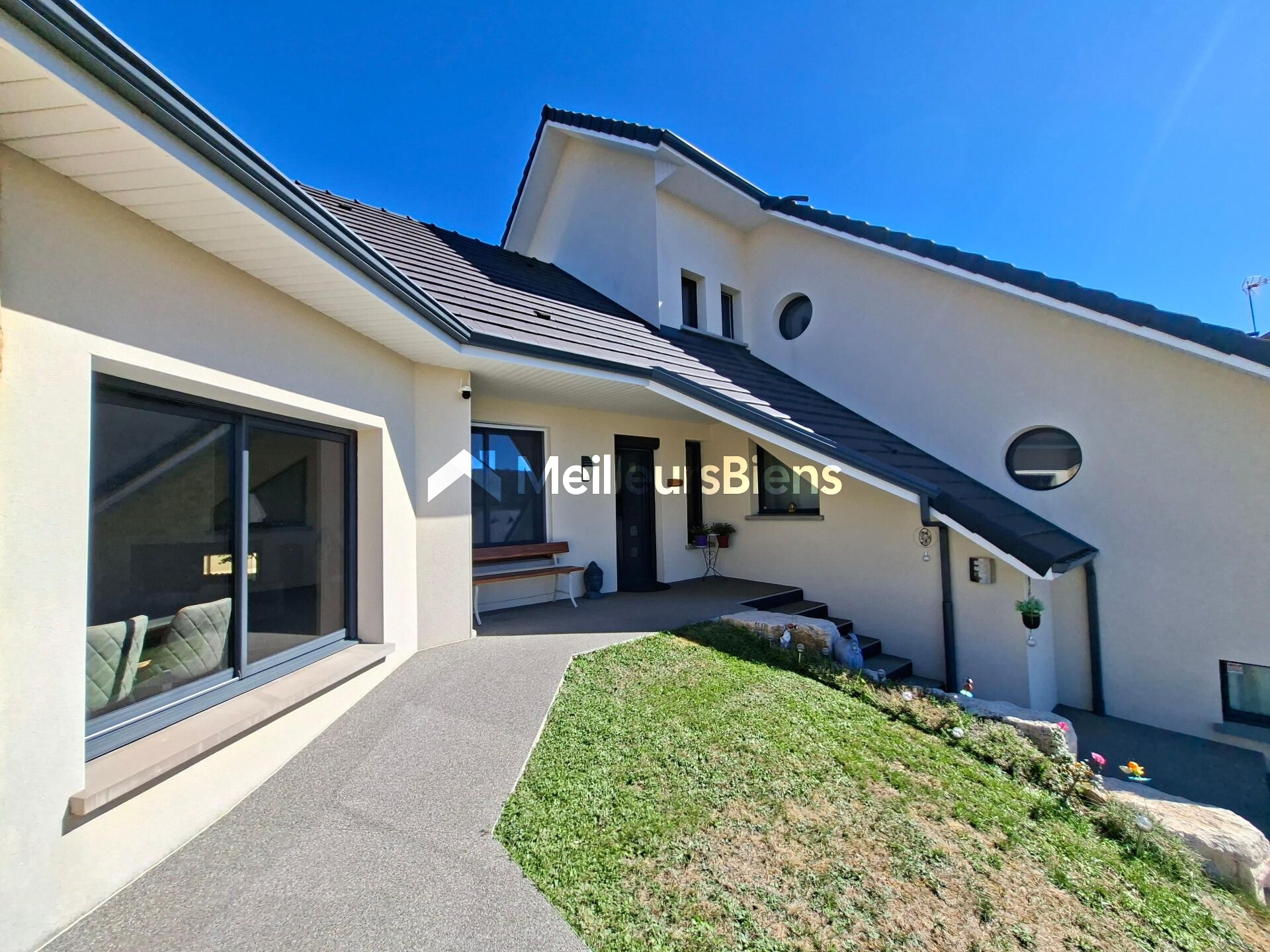 Maison contemporaine avec 2 terrasses et pergola bioclimatique
