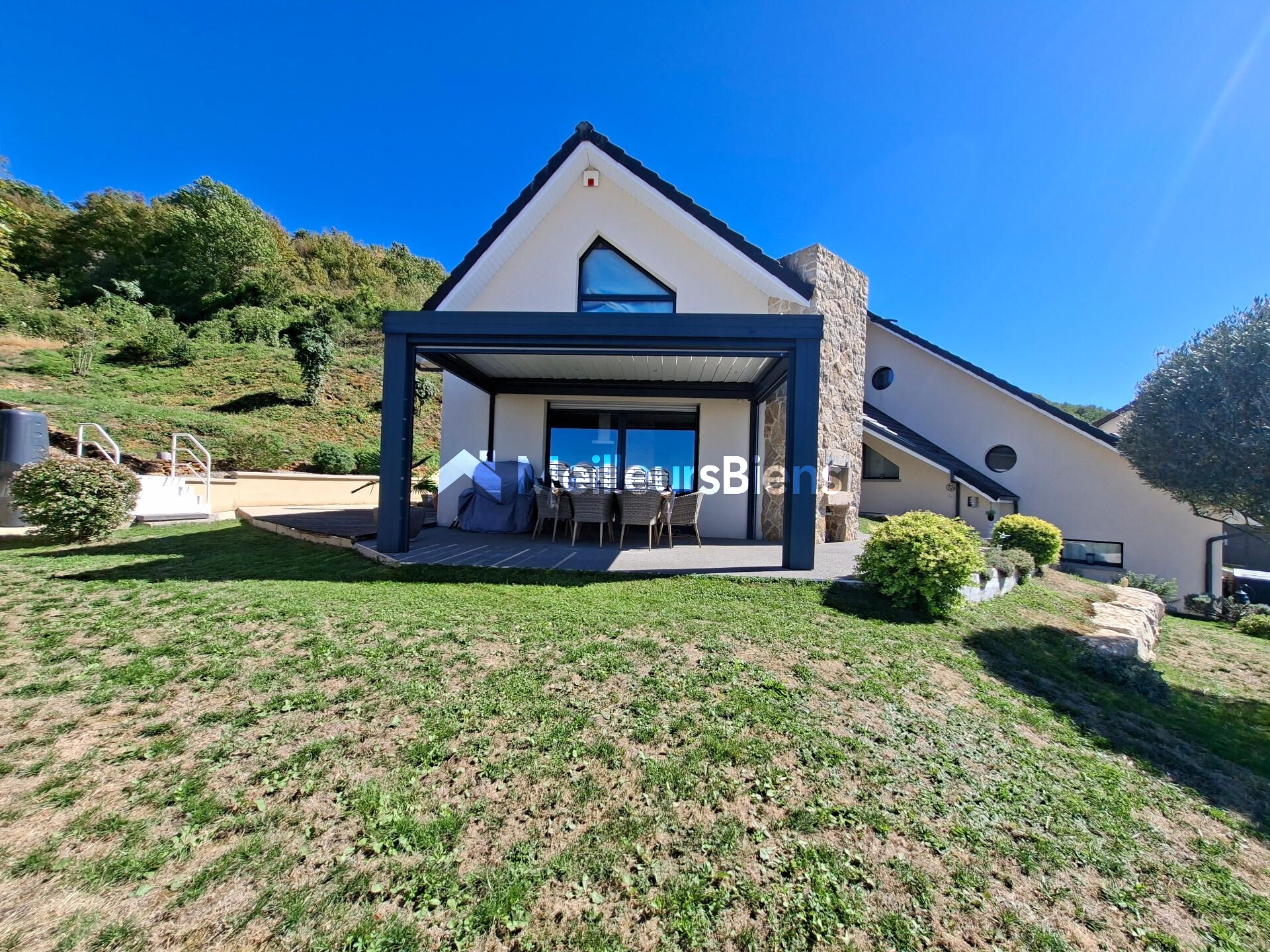 Maison contemporaine avec 2 terrasses et pergola bioclimatique