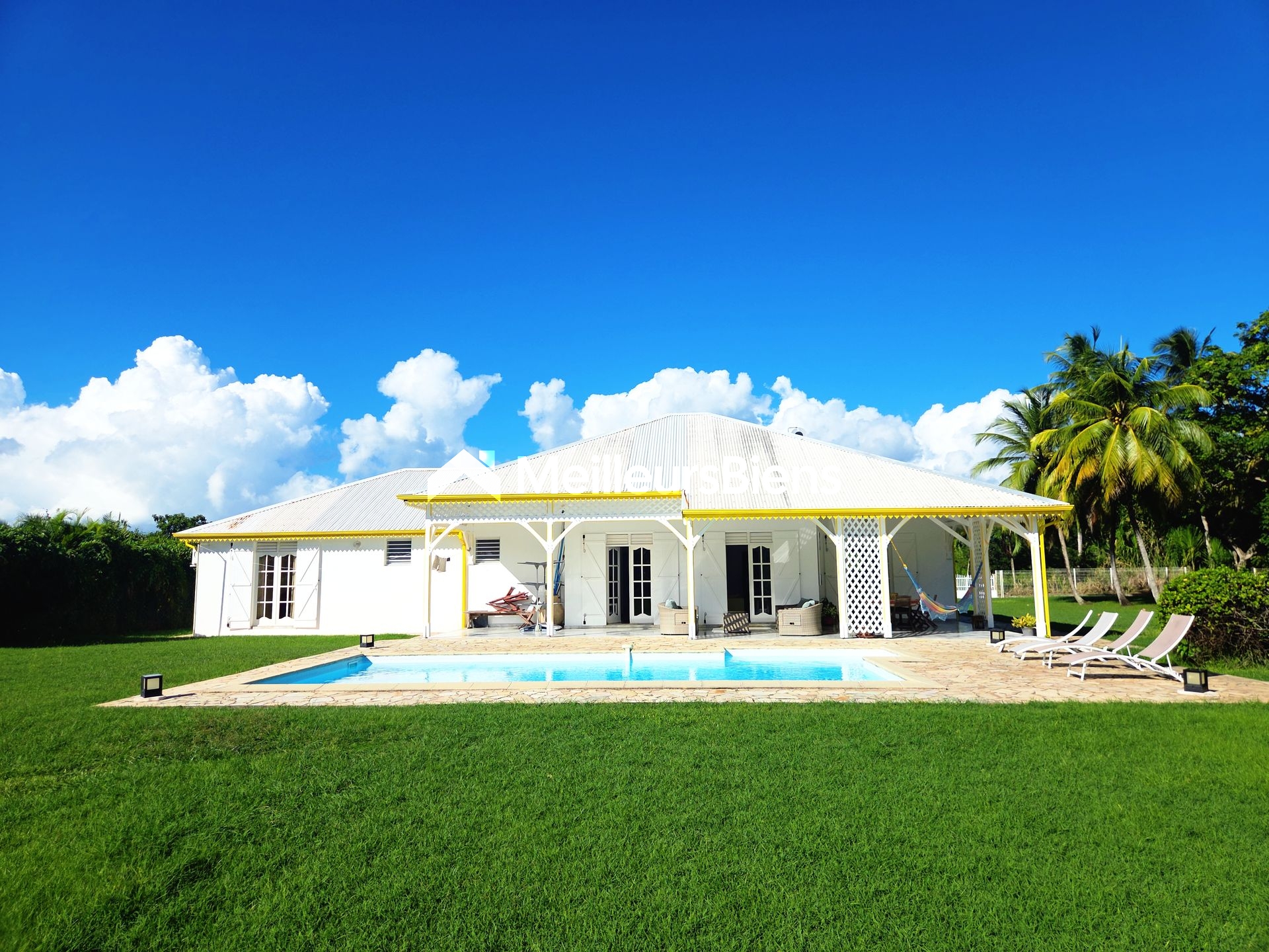 Villa 4 pièces de 184 m² avec grande terrasse et piscine située sur un terrain de 8308 m² à Petit-Bourg,