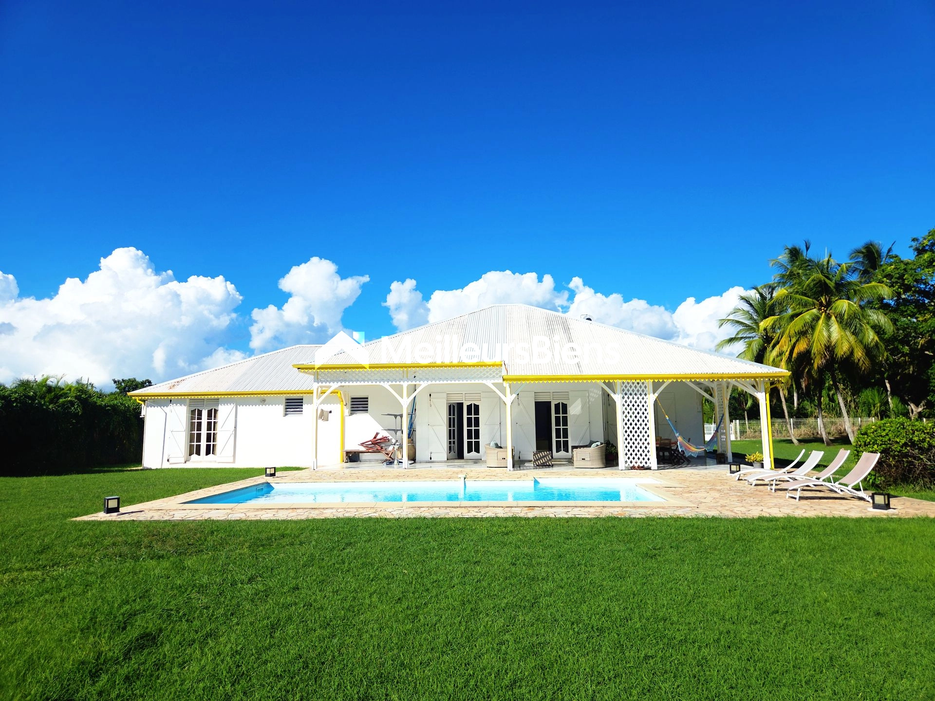 Villa 4 pièces de 184 m² avec grande terrasse et piscine située sur un terrain de 8308 m² à Petit-Bourg,