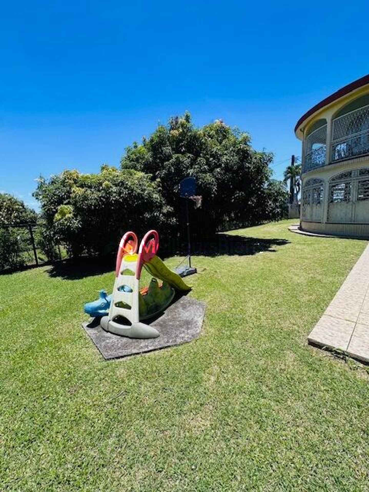 A VENDRE SUR BAIE MAHAULT PROCHE COMMODITEES GRANDE VILLA DE 392 M² SUR 796 M² DE TERRAIN