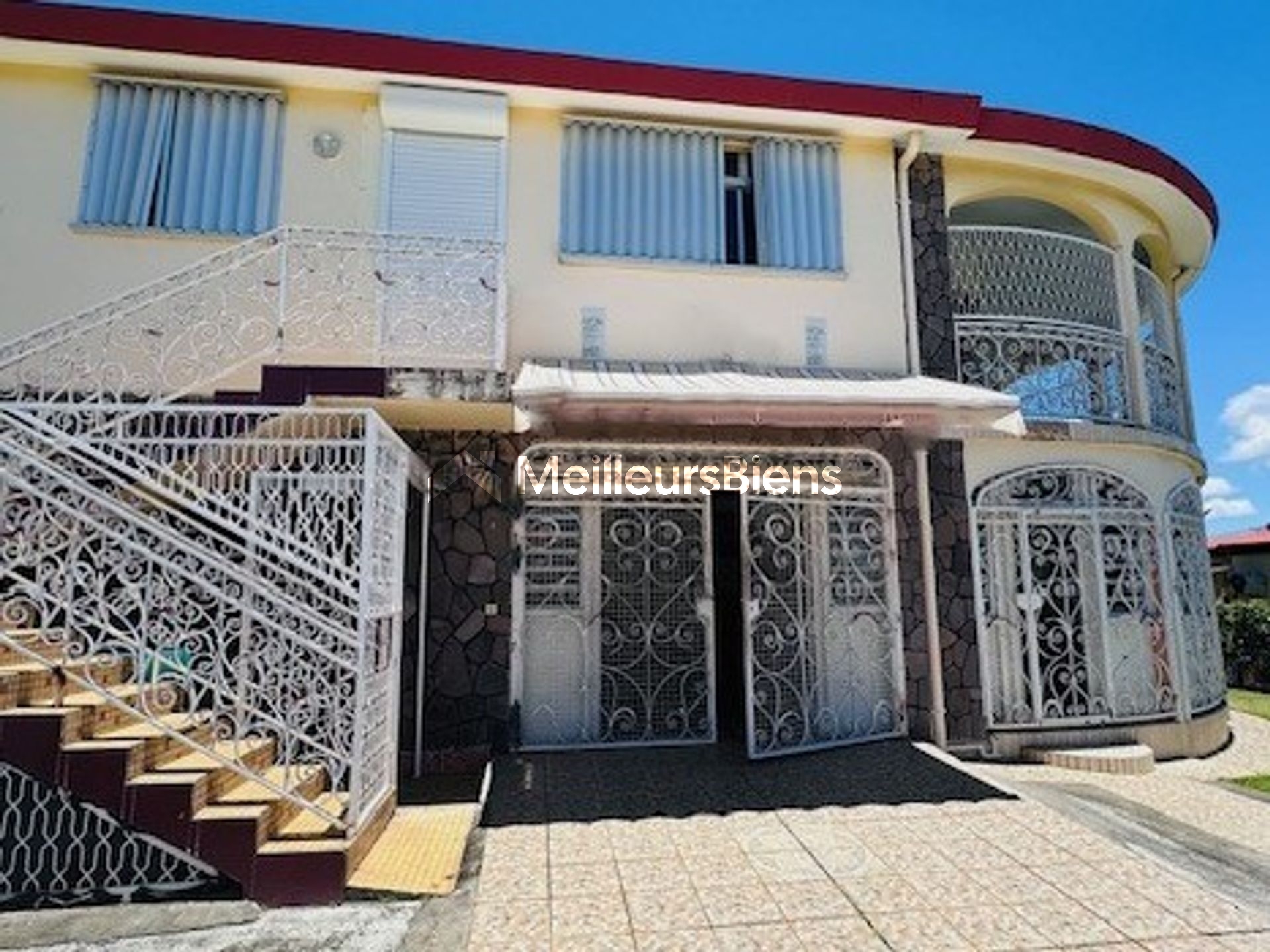 A VENDRE SUR BAIE MAHAULT PROCHE COMMODITEES GRANDE VILLA DE 392 M² SUR 796 M² DE TERRAIN