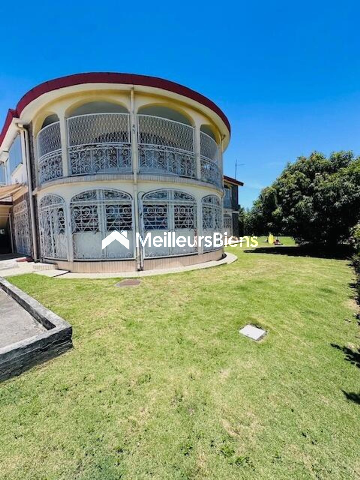 A VENDRE SUR BAIE MAHAULT PROCHE COMMODITEES GRANDE VILLA DE 392 M² SUR 796 M² DE TERRAIN