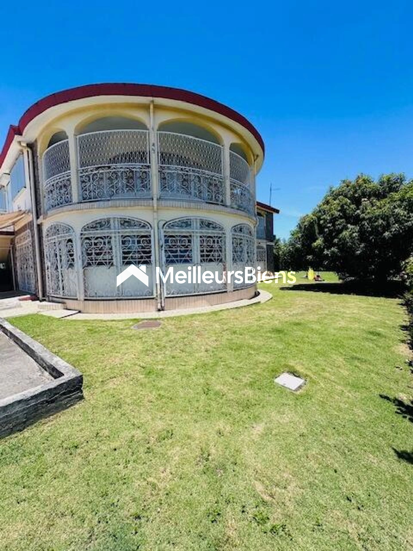 A VENDRE SUR BAIE MAHAULT PROCHE COMMODITEES GRANDE VILLA  DE 392 M² SUR 796 M² DE TERRAIN