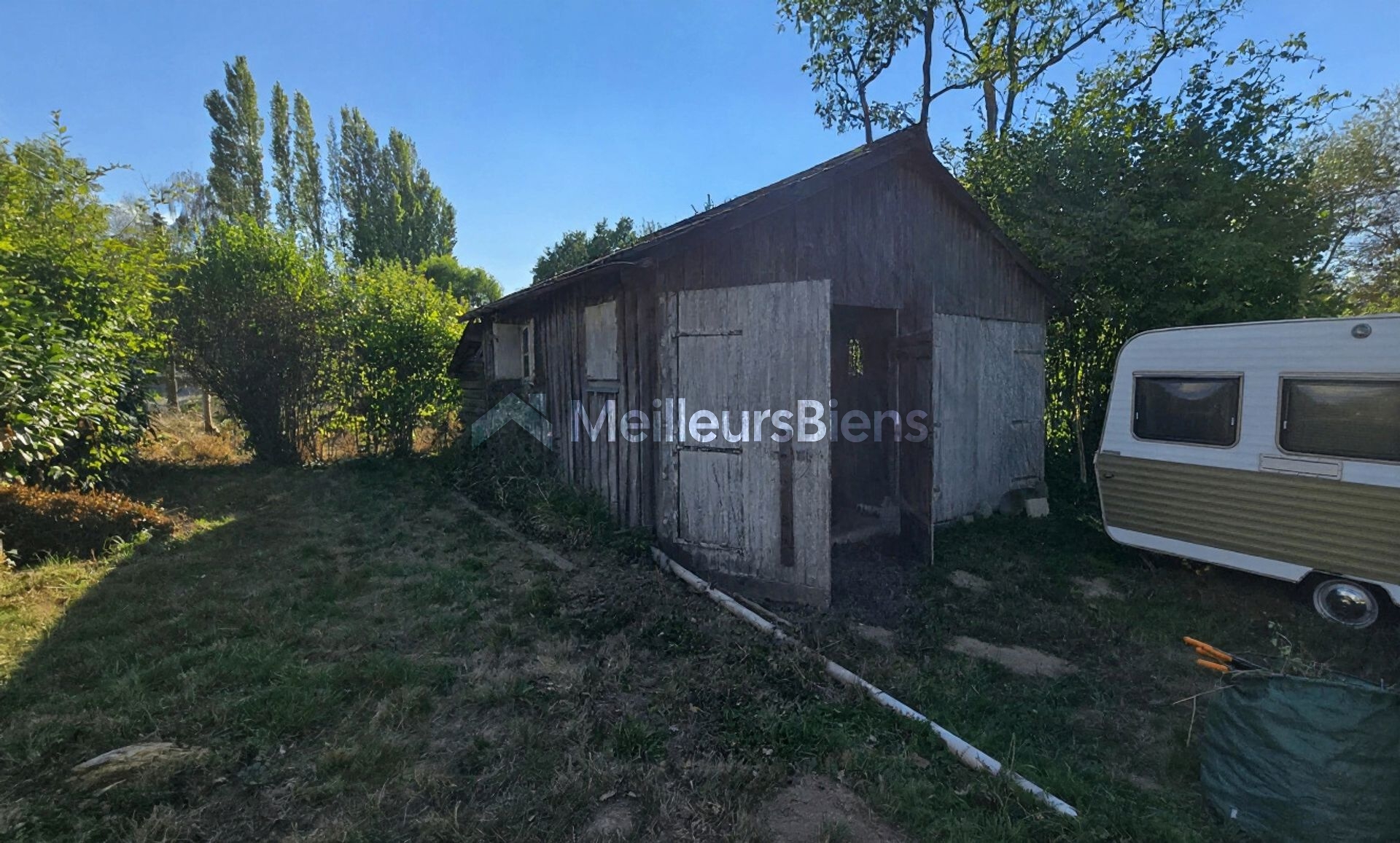 Terrain de loisirs avec hangar