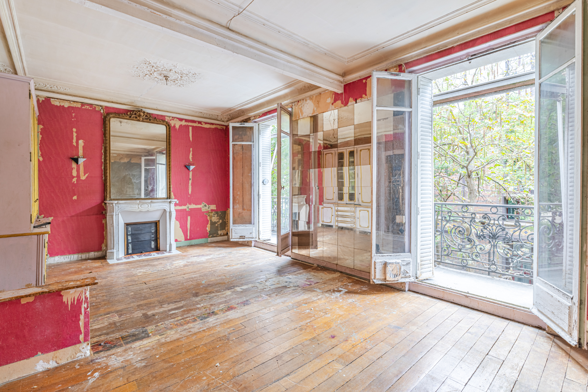 Paris 4è : Arsenal : Appartement haussmannien, 2 pièces de 54 m², parquet, moulures, cheminée et balcon
