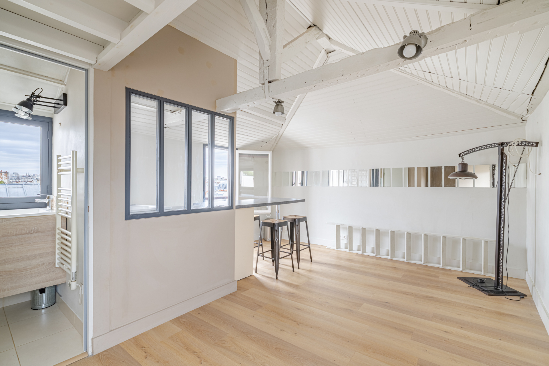 Paris 4è : Saint-Paul : Studio de 21 m² au dernier étage, combles aménagés, vue sur les toits