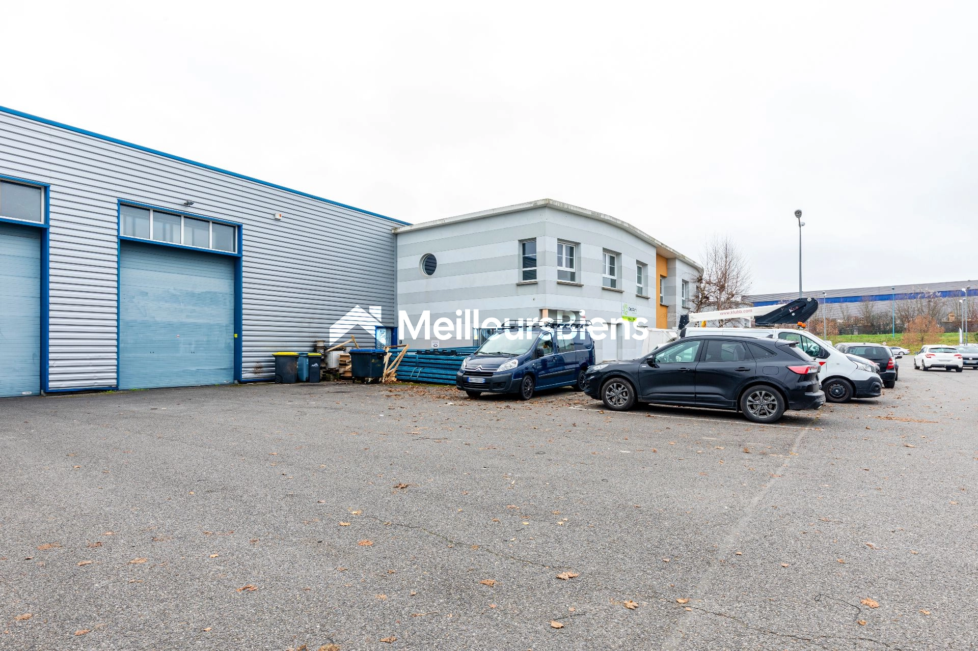 En exclusivité à Chambly un local polyvalent de 876 M2 dont 600 m2 d'atelier.