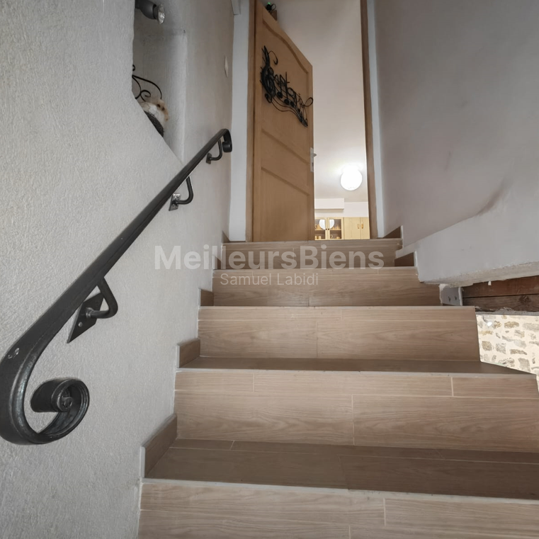 Charmante Maison de Ville 2 Chambres avec Terrasse et 1 Atelier de 23 m² à Le Val (83143)
