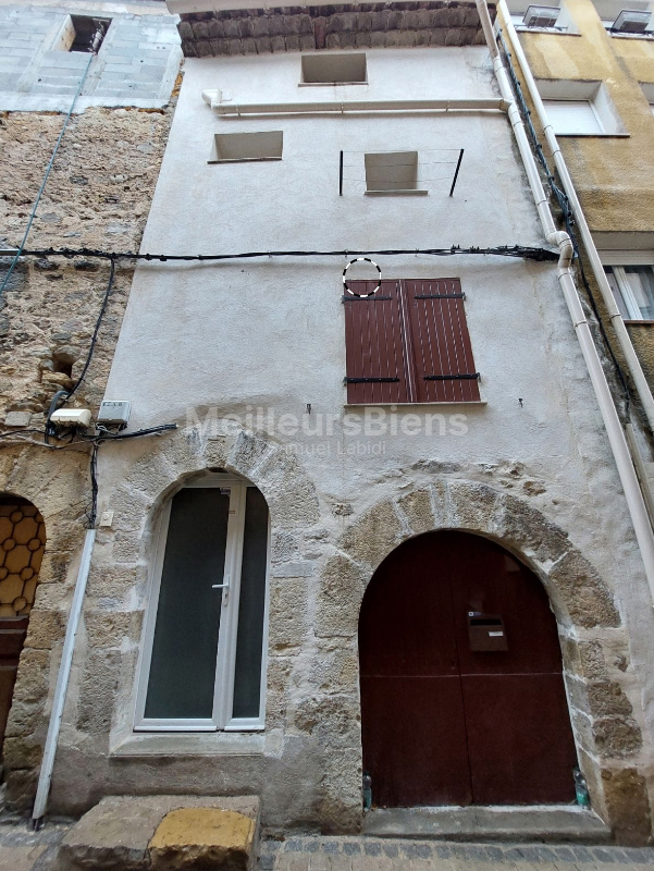 Charmante Maison de Ville 2 Chambres avec Terrasse et 1 Atelier de 23 m² à Le Val (83143)