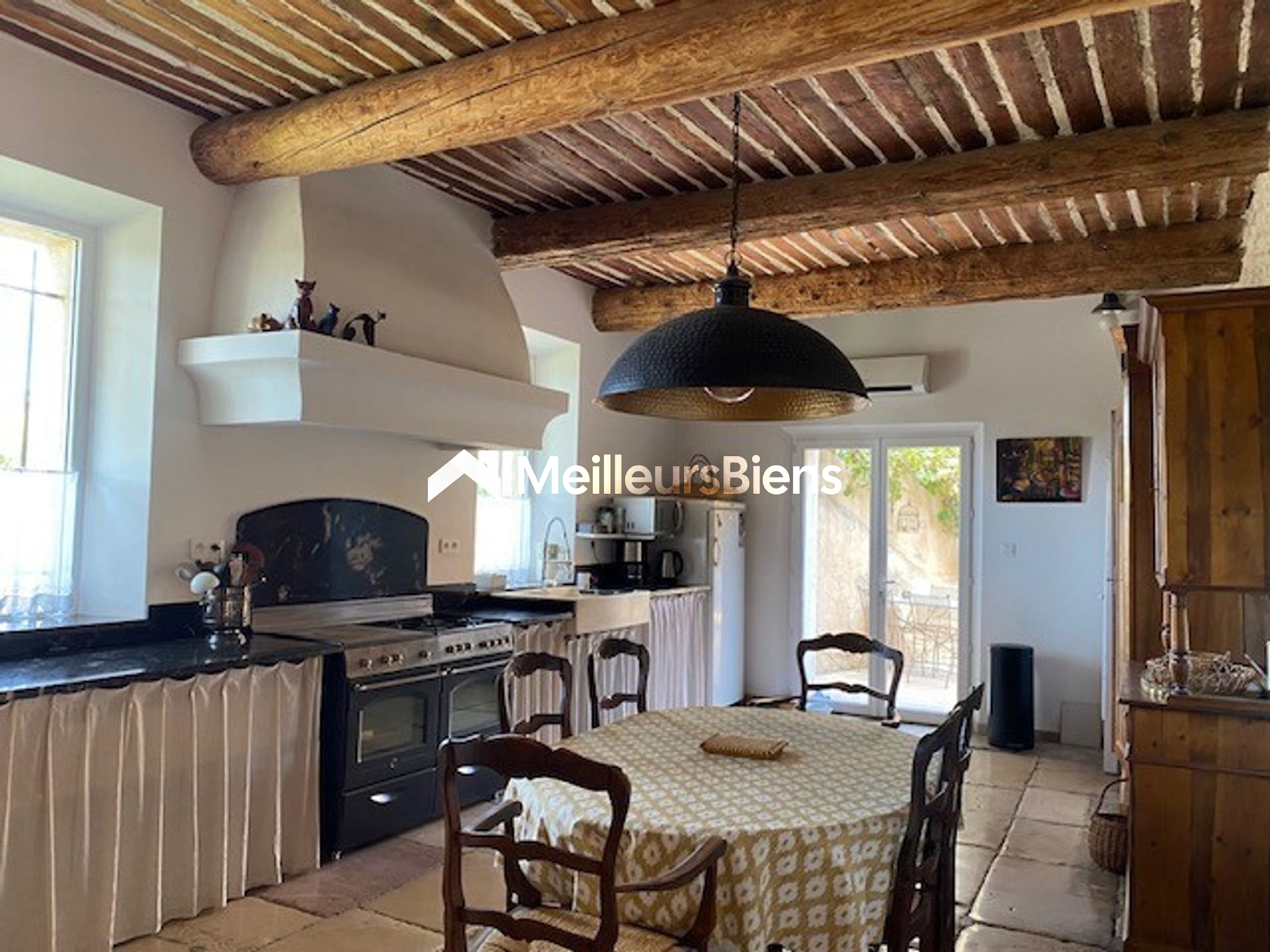 MAGNIFIQUE BASTIDE Provençale 213 m² avec mezzanine et 210 m² Hangar