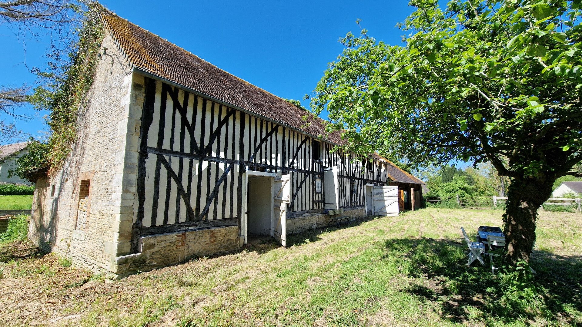 🏡 Propriété de caractère – Écuries, grange et 1,5 hectare – Normandie
