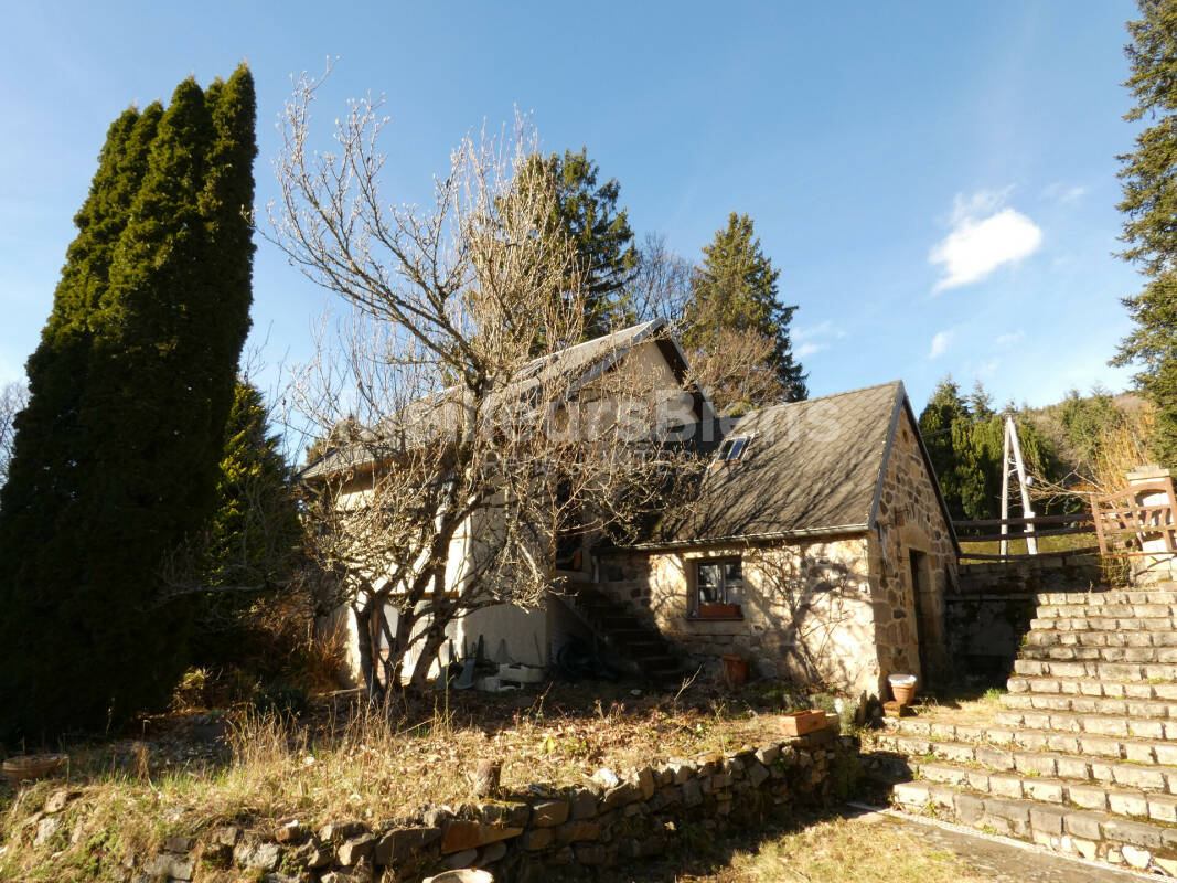 Maison de 96m2 avec grand jardin de 590m2, garages et atelier proche du centre de La Bourboule.
